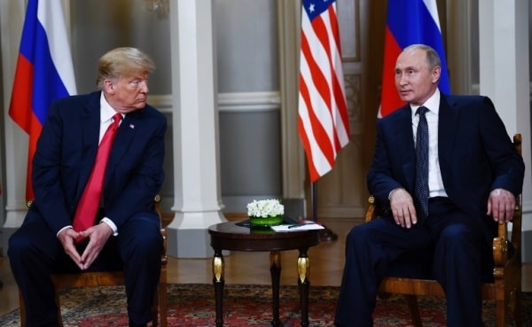 Trump và Putin chào hỏi khi gặp nhau tại Dinh Tổng thống Phần Lan. Ảnh: AFP.