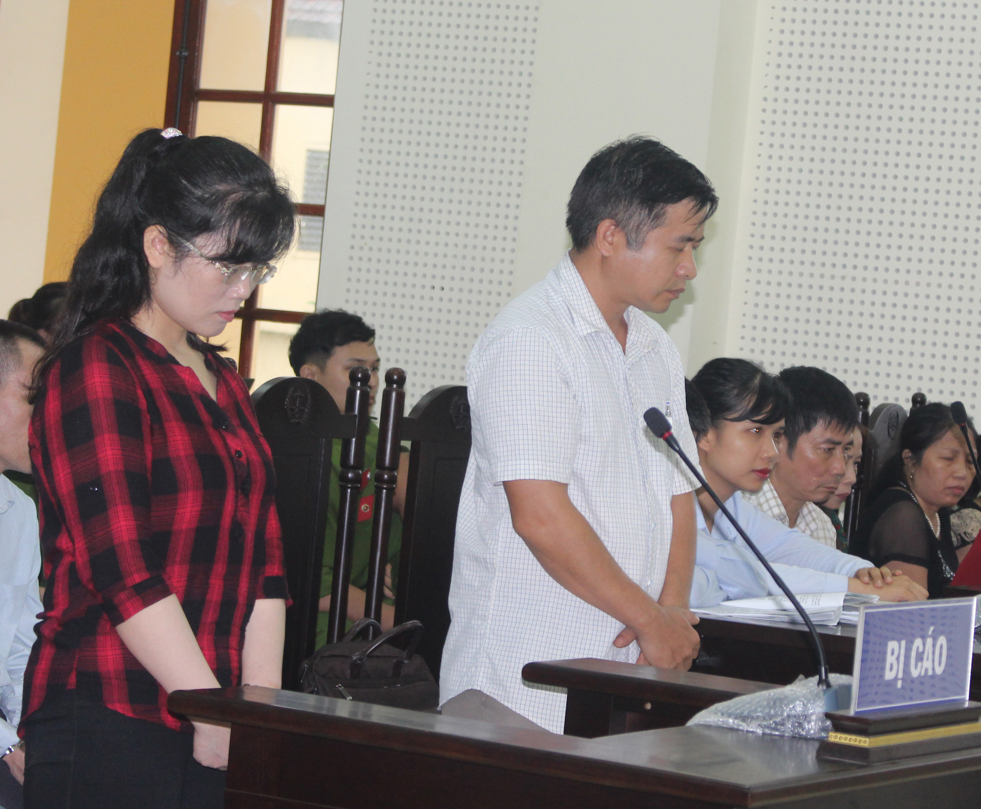 Bị cáo Nguyễn Thị Lam và bị cáo Đặng Đình Hồng tại phiên tòa ngày 16/7. Ảnh: Phương Thảo