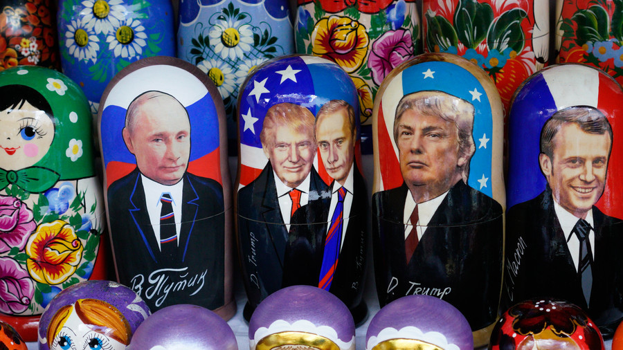 Búp bê Matryoshka in hình Tổng thống Nga và người đồng cấp Mỹ. Ảnh: AFP
