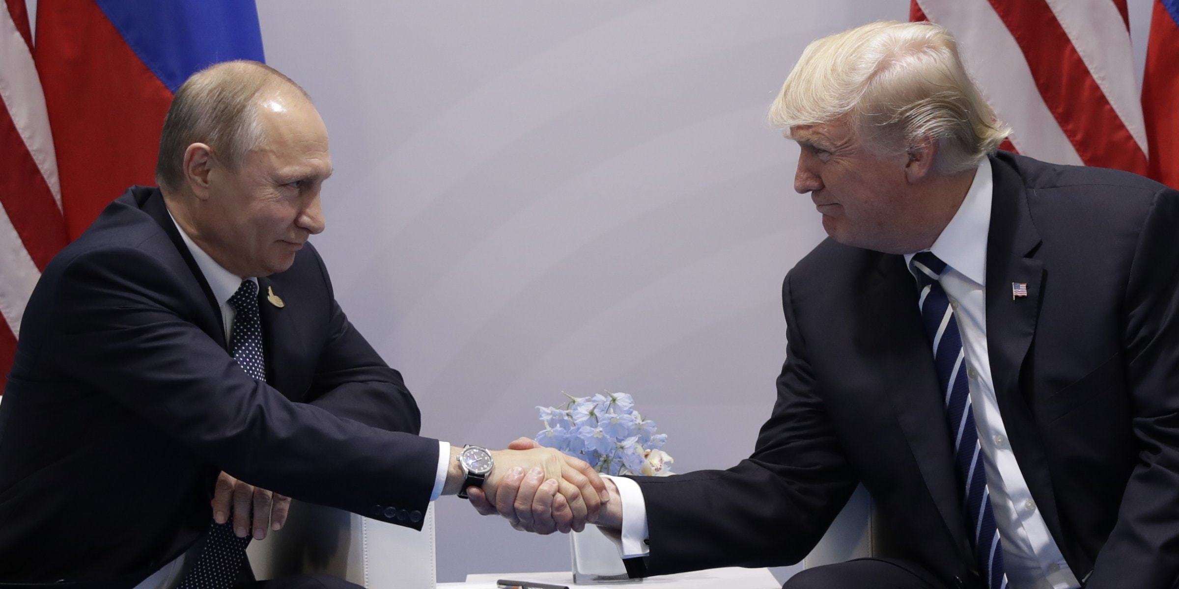 Tổng thống Nga Vladimir Putin và người đồng cấp Mỹ Donald Trump. Ảnh: AP