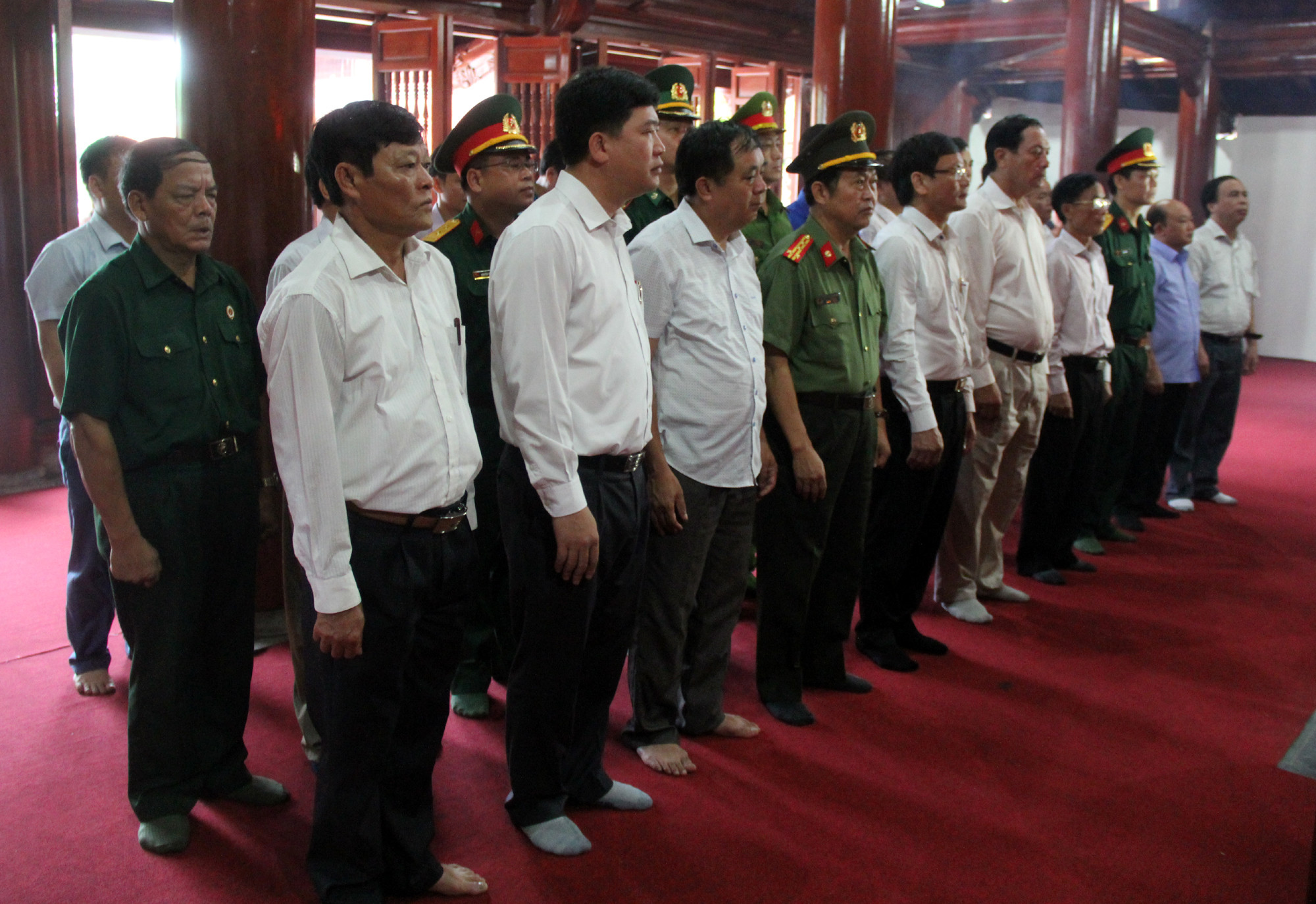 Đoàn công tác thành kính dâng hương tại nhà thờ Chủ tịch Hồ Chí Minh. Ảnh: Tiến Hùng