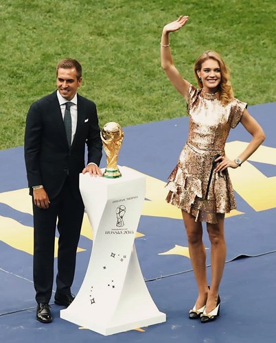 Trong trận chung kết World Cup 2018, siêu mẫu Natalia Vodianova đã đồng hành với Philipp Lahm, cựu đội trưởng tuyển Đức, đưa chiếc Cúp vàng ra sân vận động Luzhniki.