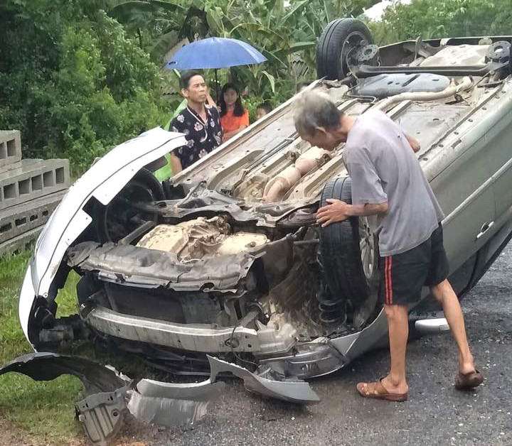 Chiếc xe lật ngửa và hư hỏng nhiều bộ phận. Huy Thư