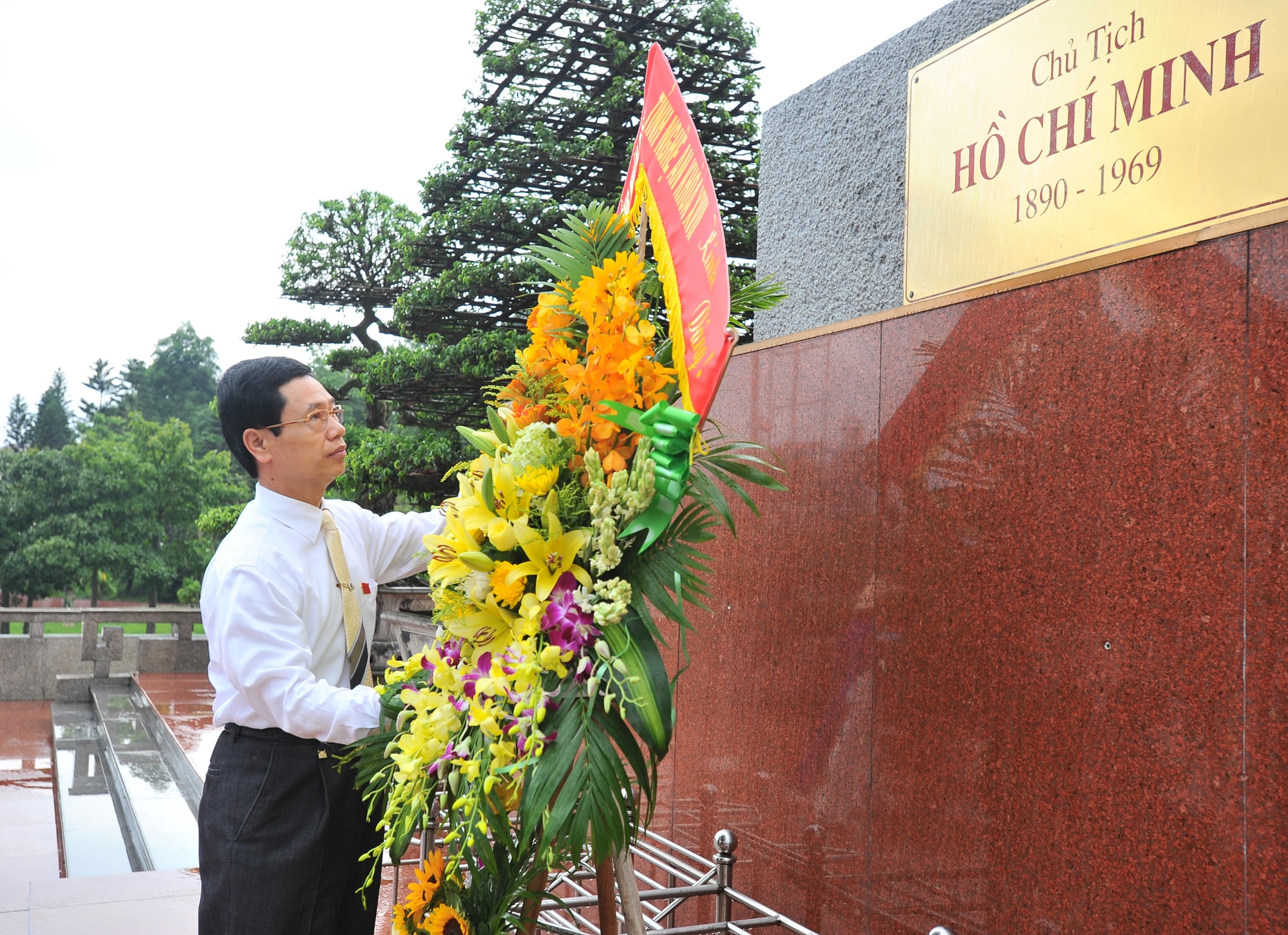 Đồng chí Nguyễn Xuân Sơn - Phó Bí thư Thường trực Tỉnh ủy, Chủ tịch HĐND tỉnh chủ trì cuộc họp