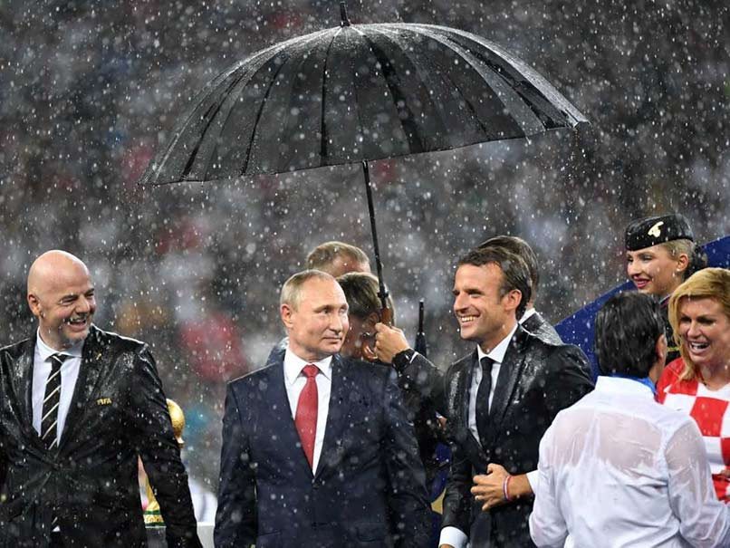 Tổng thống Nga Vladimir Putin đứng giữa Tổng thống Pháp Emmanuel Macron (phải) và Chủ tịch FIFA Gianni Infantino sau trận chung kết World Cup Ảnh: NTV