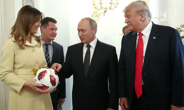 Đệ nhất Phu nhân Melania Trump cầm quả bóng World Cup mà Tổng thống Nga Vladimir Putin tặng cho Tổng thống Mỹ. Ảnh: TASS