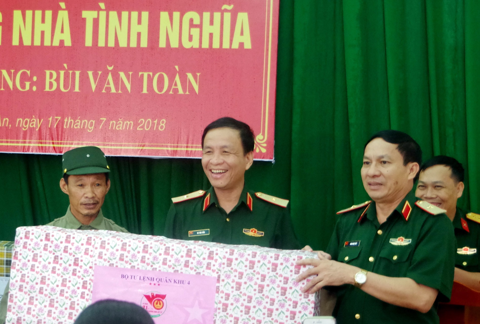 Thiếu Tướng Hà Tân Tiến - Phó Tư lệnh Qk4, Thiếu Tướng Doãn Ngọc Sơn - Phó Chủ nhiệm Cục Chính trị Qk4 trao tặng Nhà Tình Nghĩa cho ông Bùi Văn Toàn, xóm 12 xã Nghi Hưng, Nghi Lộc.