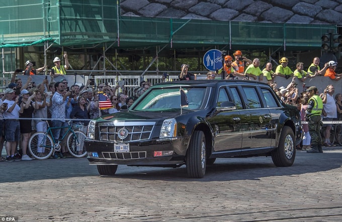 Trong khi đó, Tổng thống Mỹ Donald Trump đang sử dụng chuyên xa có từ thời ông Obama, chiếc Cadillac One, hay The Beast (Quái thú). Limousine mới dành cho ông Trump dự kiến đến cuối năm mới xuất hiện. Ảnh: EPA.