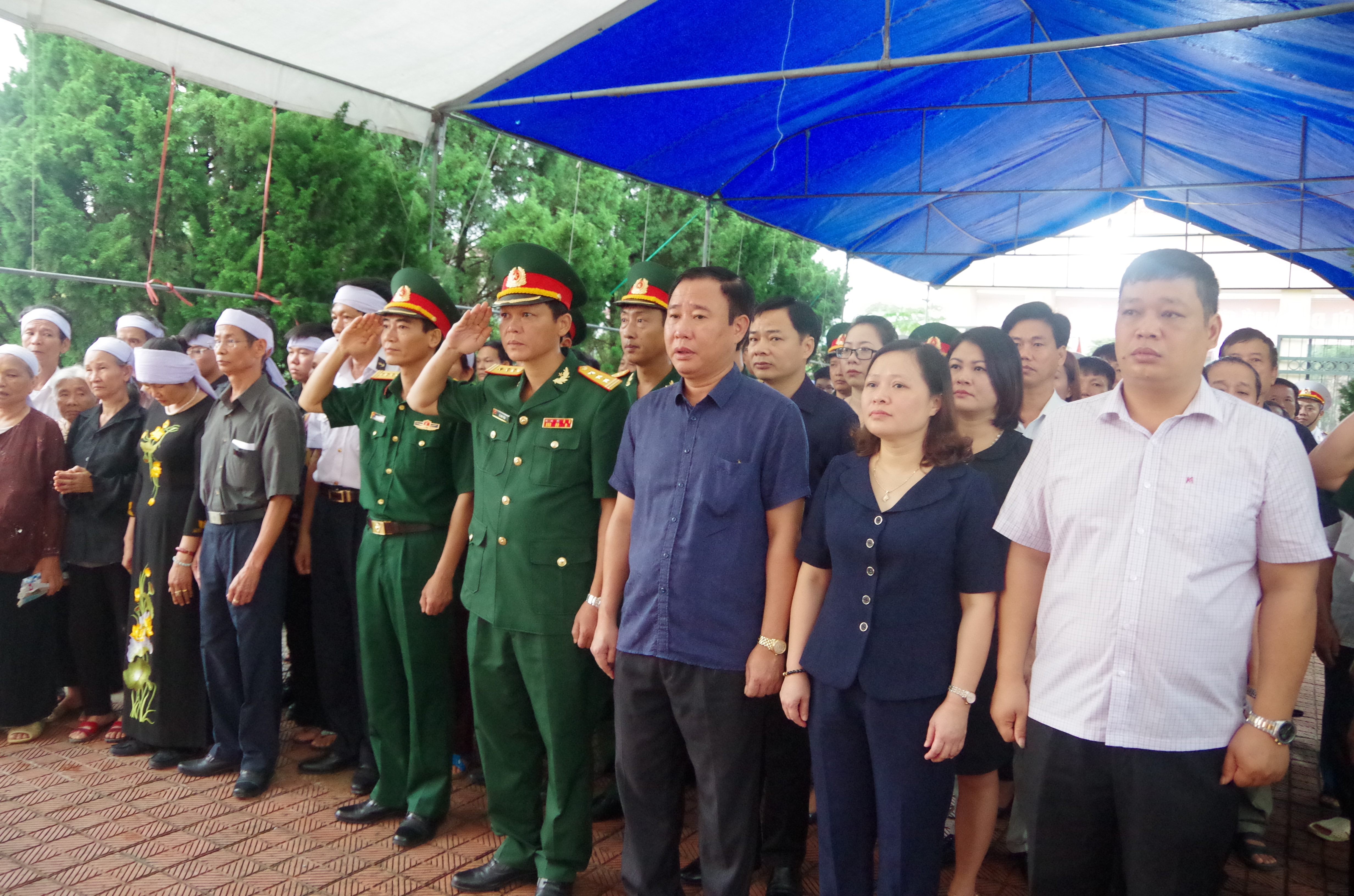 Các ban ngành và người dân tỉnh Ninh Bình dự lễ an táng liệt sỹ Nguyễn Đình Quảng. Ảnh: Trọng Kiên