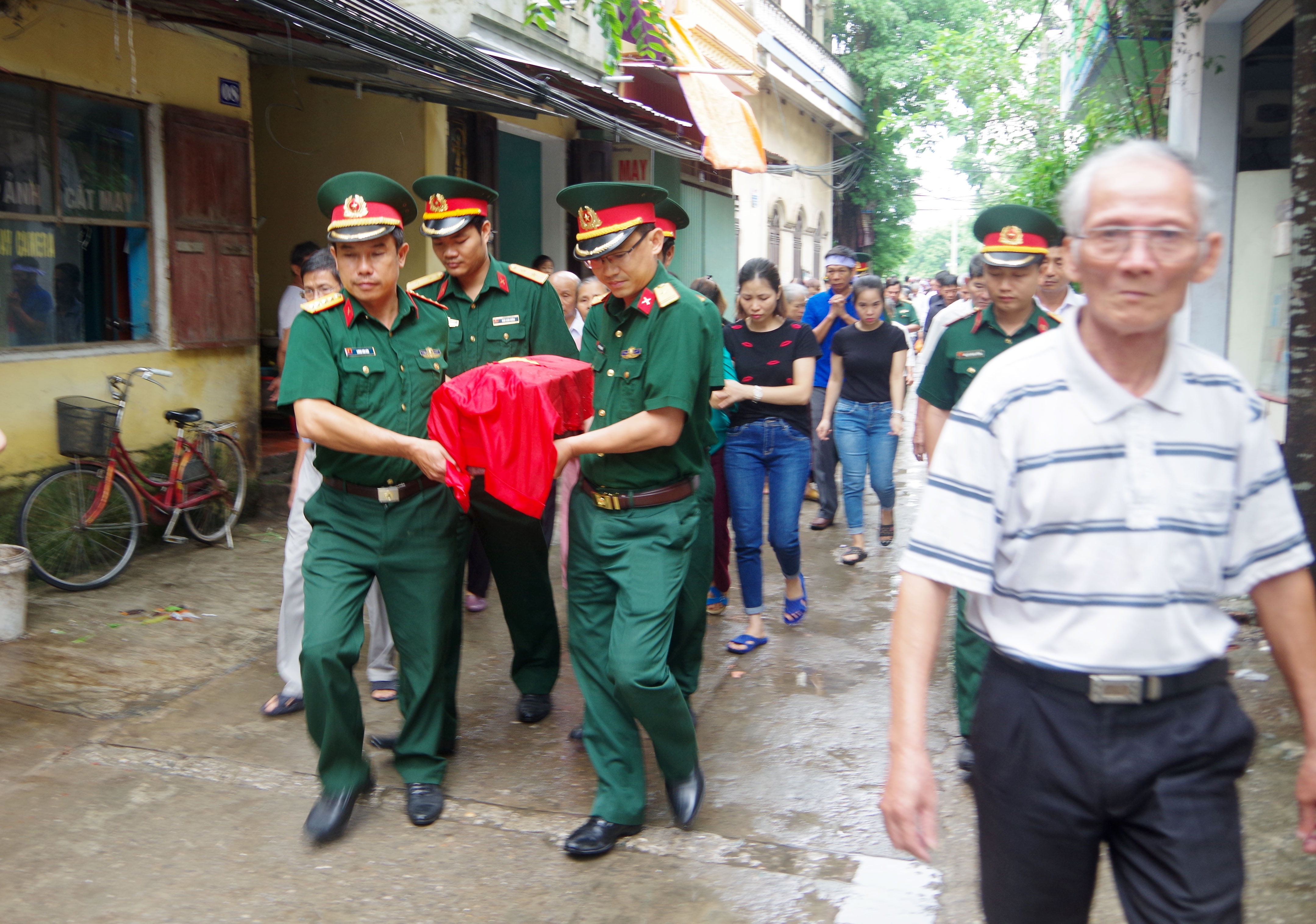 Người thân và đồng đội đón hài cốt liệt sỹ Nguyễn Đình Quảng trở về. Ảnh: Trọng Kiên