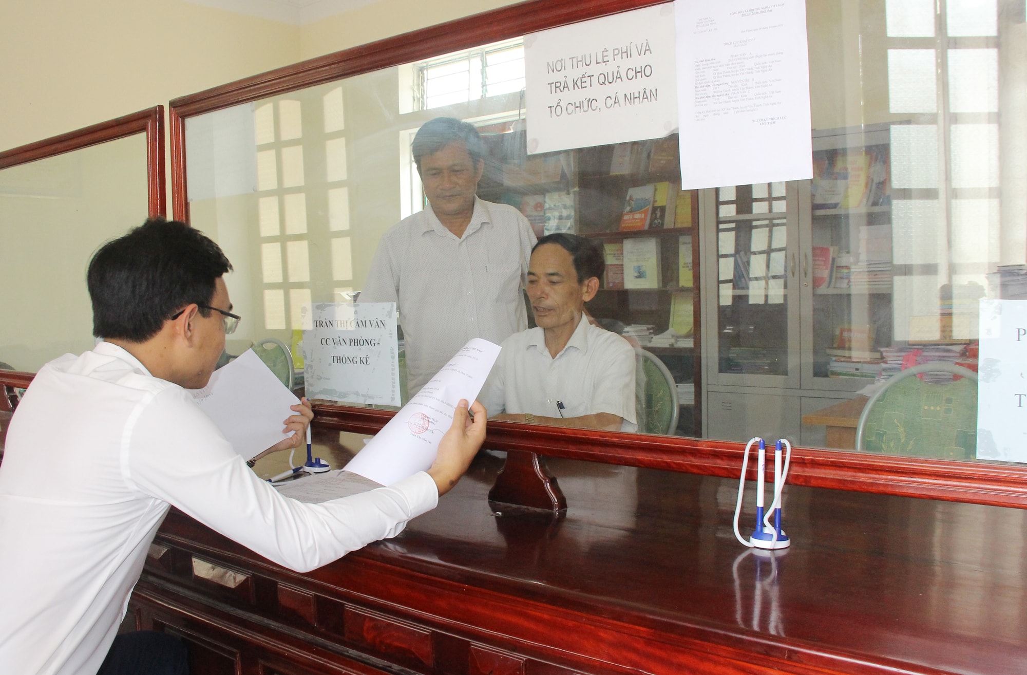 Cán bộ, công chức xã Hoa Thành, huyện Yên Thành giải quyêt thủ tục hành chính cho người dân. Ảnh: Mai Hoa