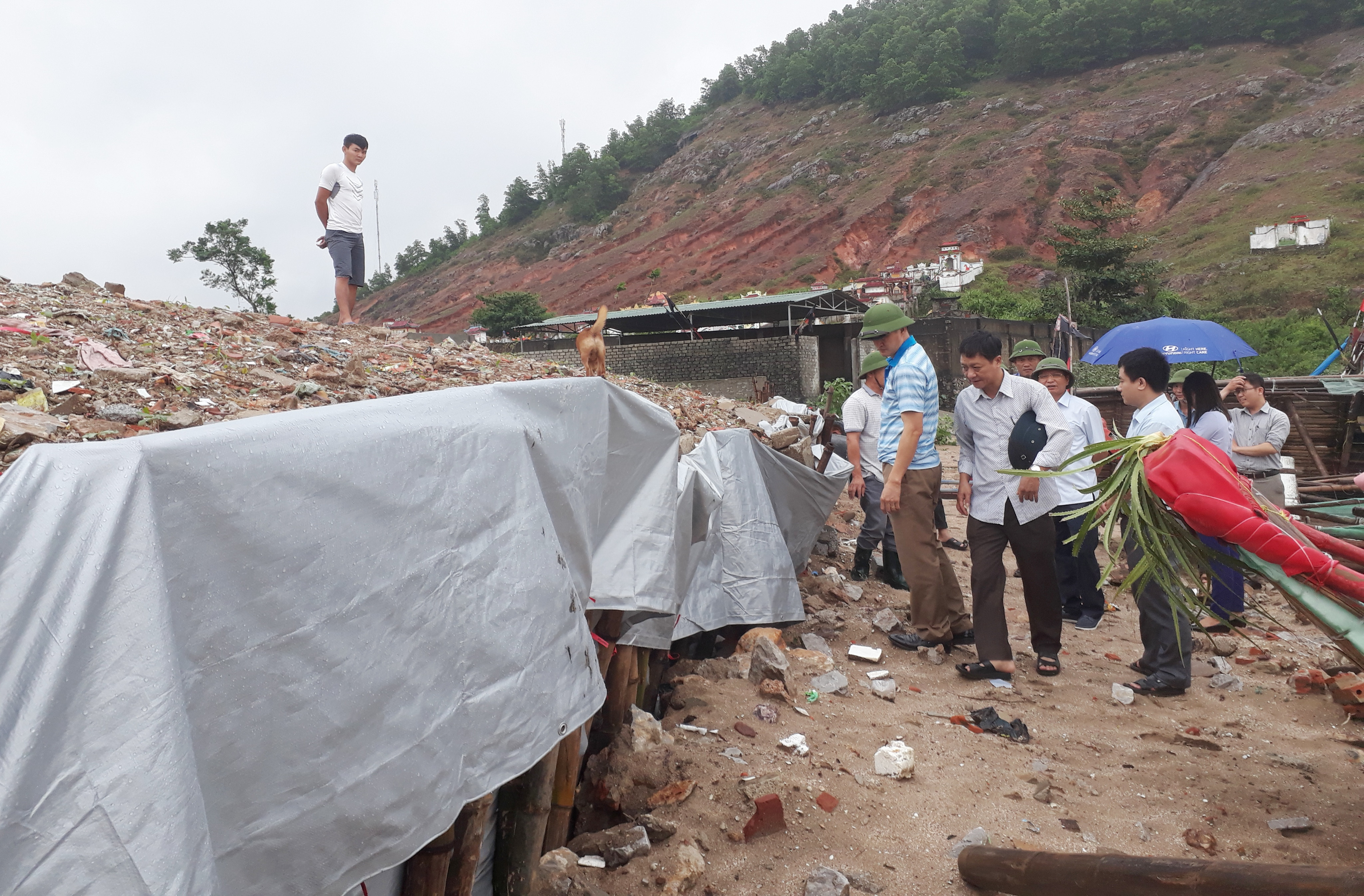 Để ứng phó với các cơn bão gây ra, huyện Quỳnh Lưu đang chỉ đạo các xã vùng biển khẩn trương hoàn thiện việc gia cố, bảo vệ chân đê. Ảnh: Việt Hùng.