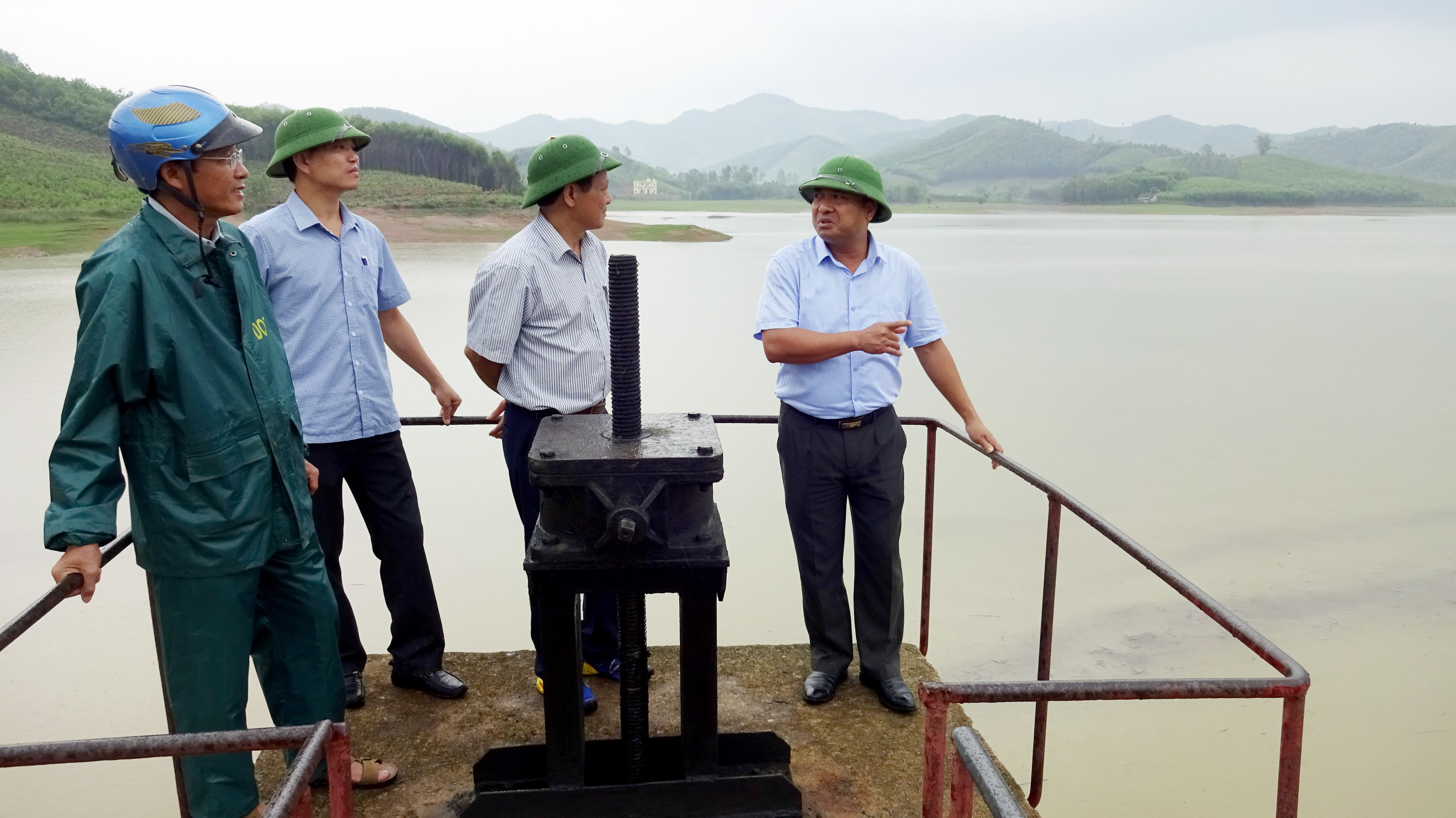 Lãnh đạo huyện Yên Thành kiểm tra tại đập Đồn Húng. Ảnh: Thái Dương