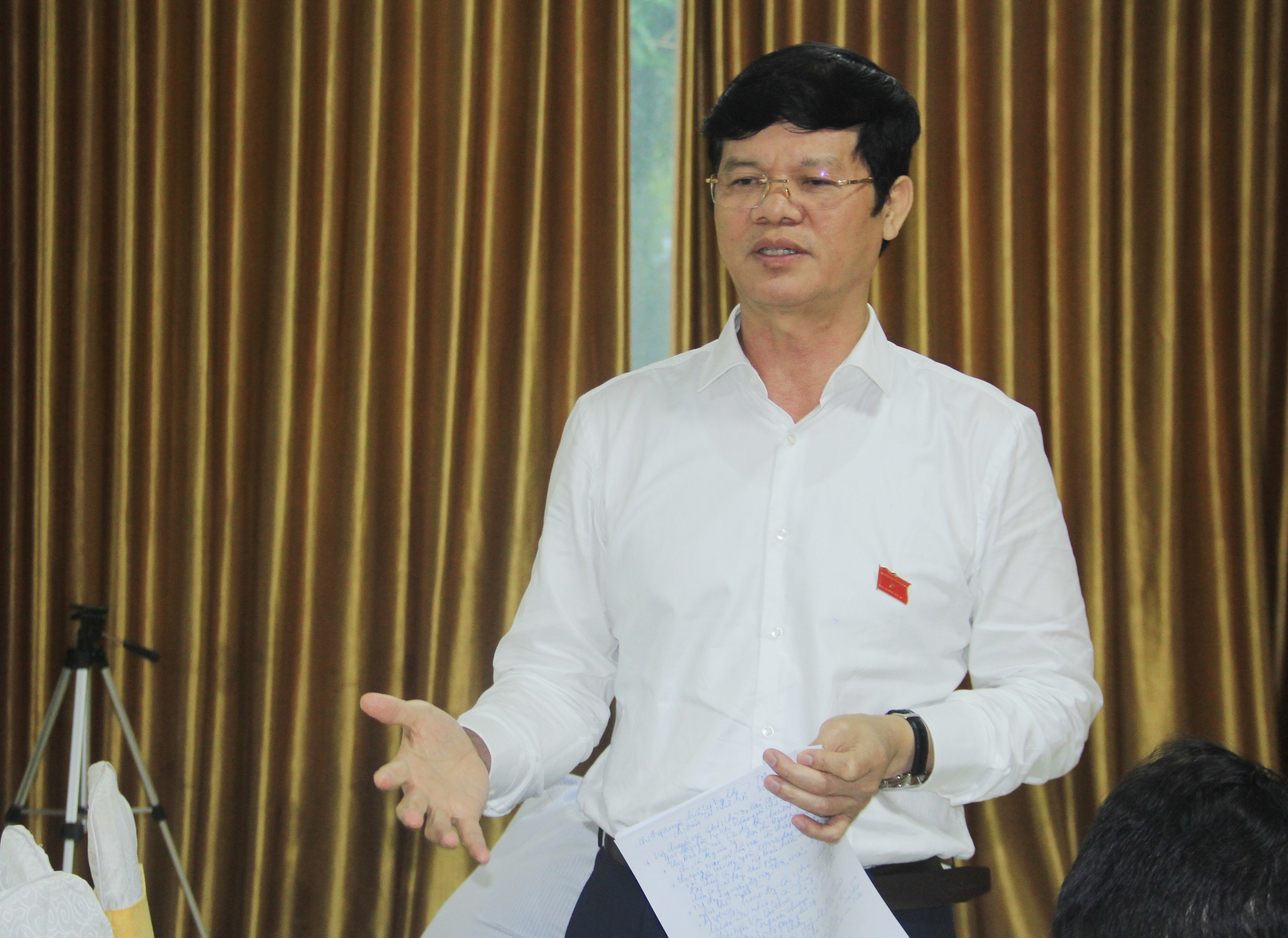 Đồng chí Lê Xuân Đại - Phó Chủ tịch Thường trực UBND tỉnh trao đổi một số nội dung các đại biểu phản ánh. Ảnh: Phạm Bằng