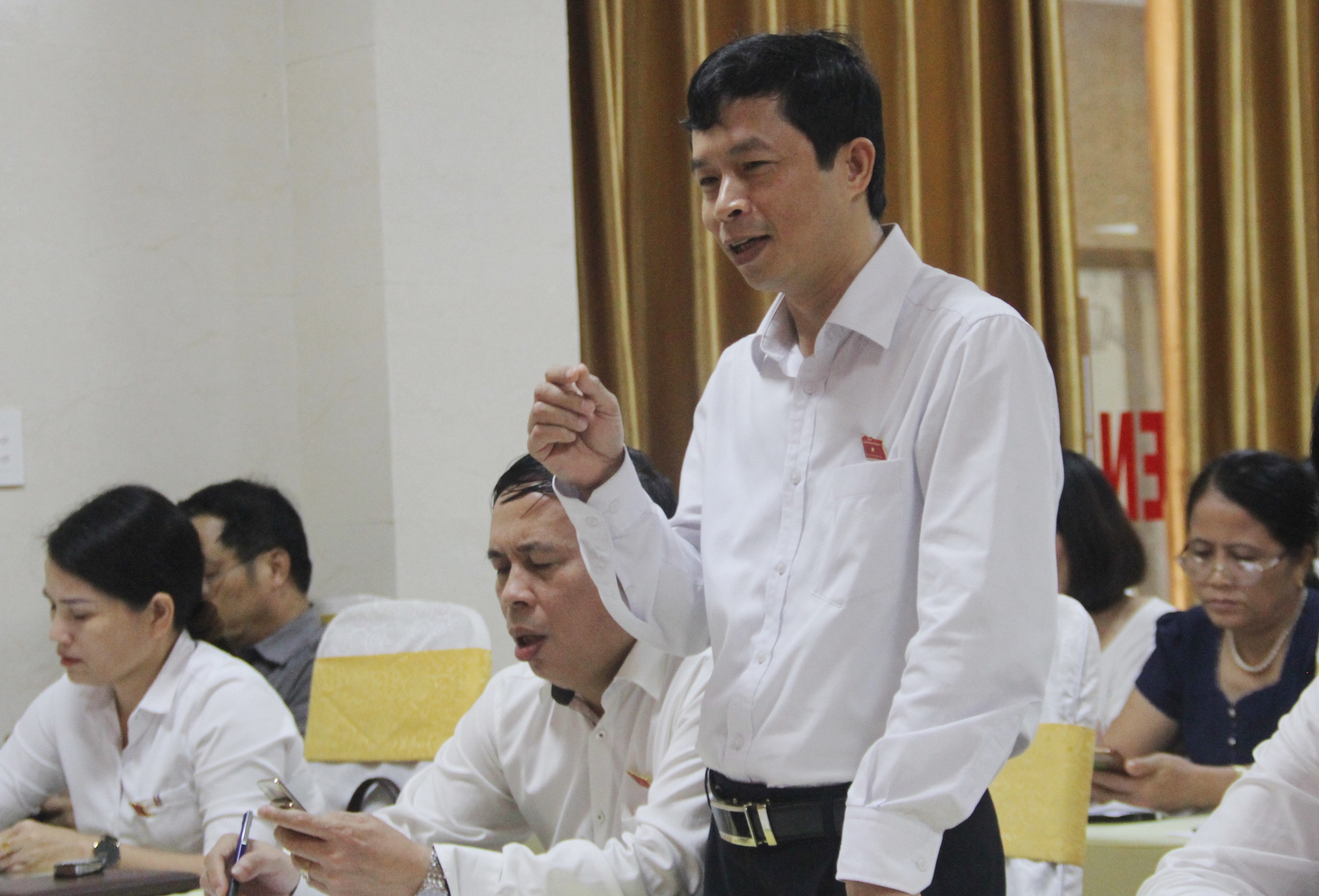 Đại biểu Vương Quang Minh – Phó Chủ tịch Ủy ban MTTQ tỉnh cho rằng, các xã đã đạt chuẩn nông thôn mới đang có biểu hiện chững lại. Ảnh: Phạm Bằng