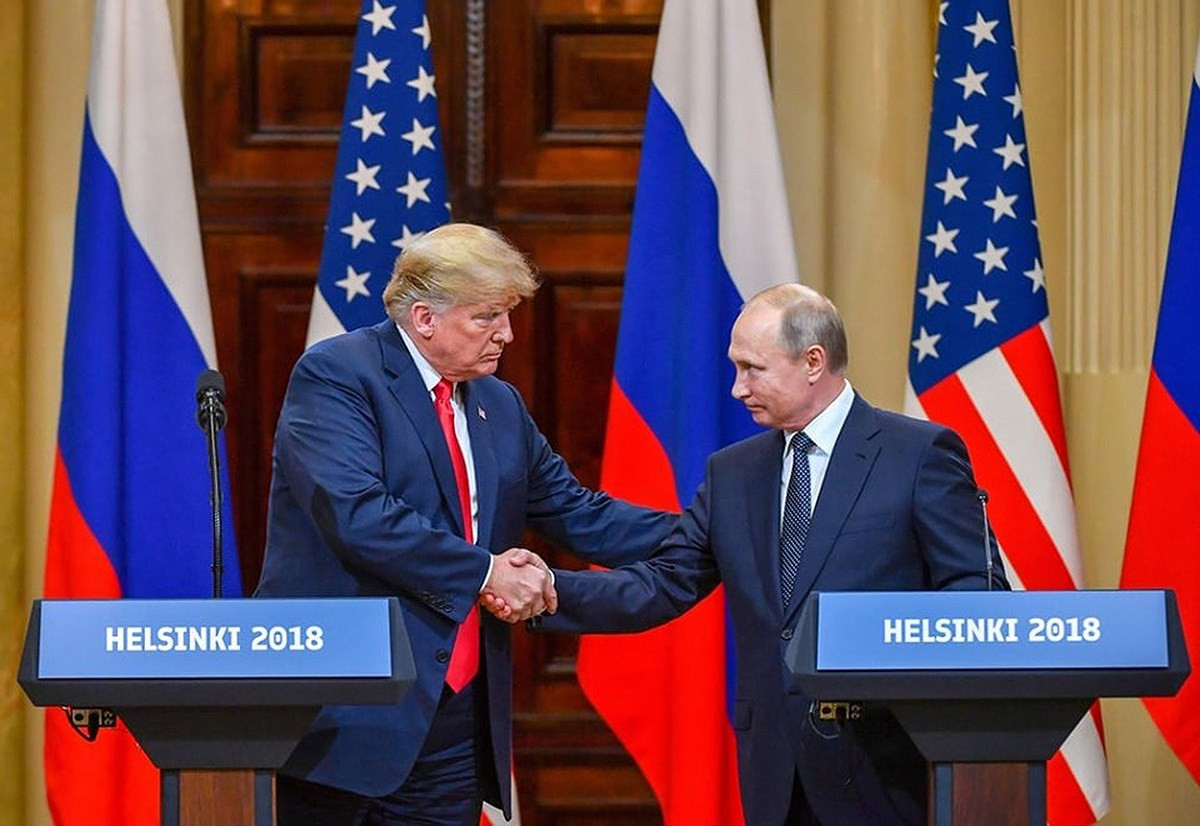 Hai nhà lãnh đạo cùng bắt tay tại cuộc họp báo. Ông Trump vẫn có động tác vỗ vai đối tác bắt tay như thường lệ. Nguồn: Getty Images