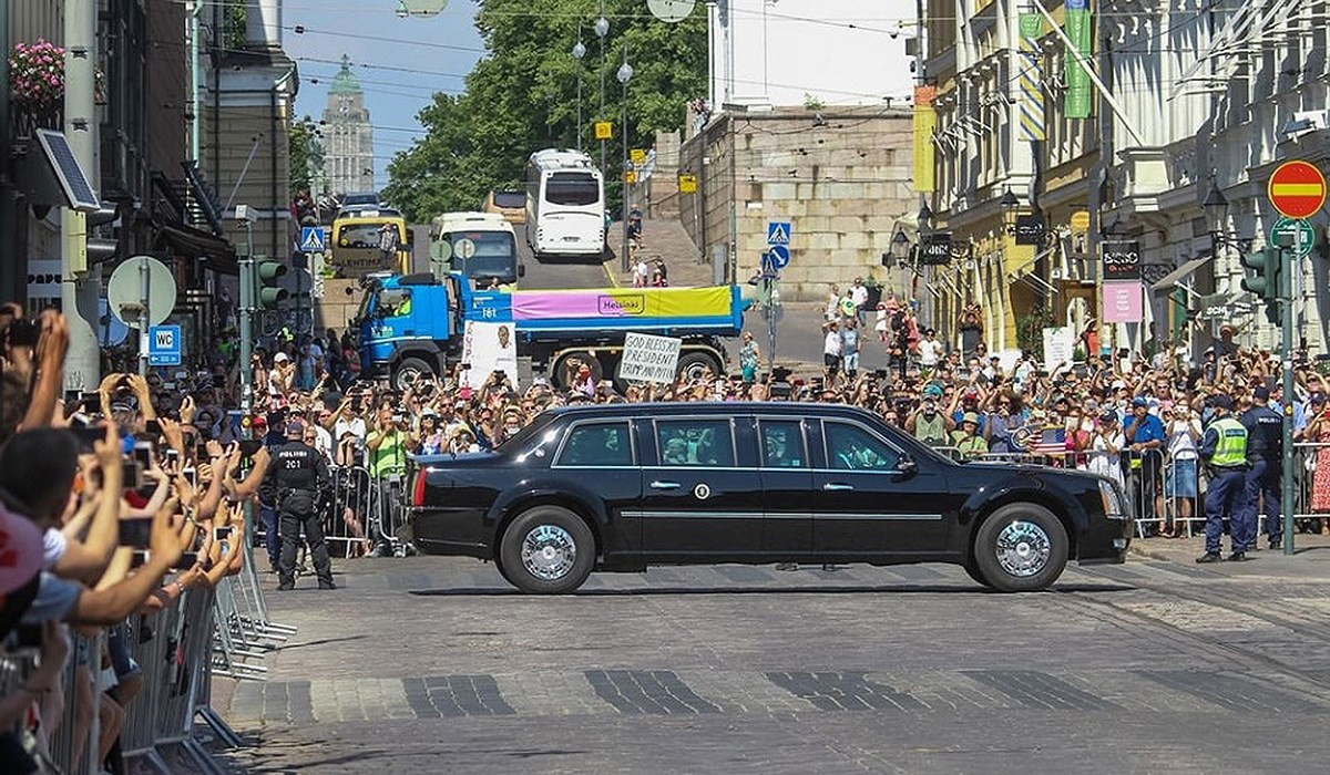 Xe chở Tổng thống Mỹ Donald Trump và Đệ nhất phu nhân Melania trên đường đến cung điện. Nguồn: EPA