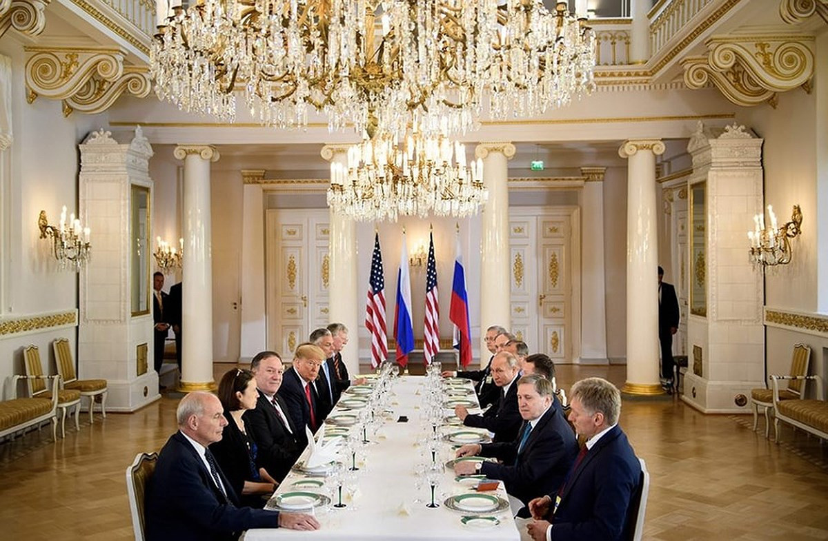 Phái đoàn của hai nước Nga, Mỹ cùng tham gia bữa ăn trưa làm việc tại Dinh Tổng thống ở Phần Lan. Nguồn: Getty Images