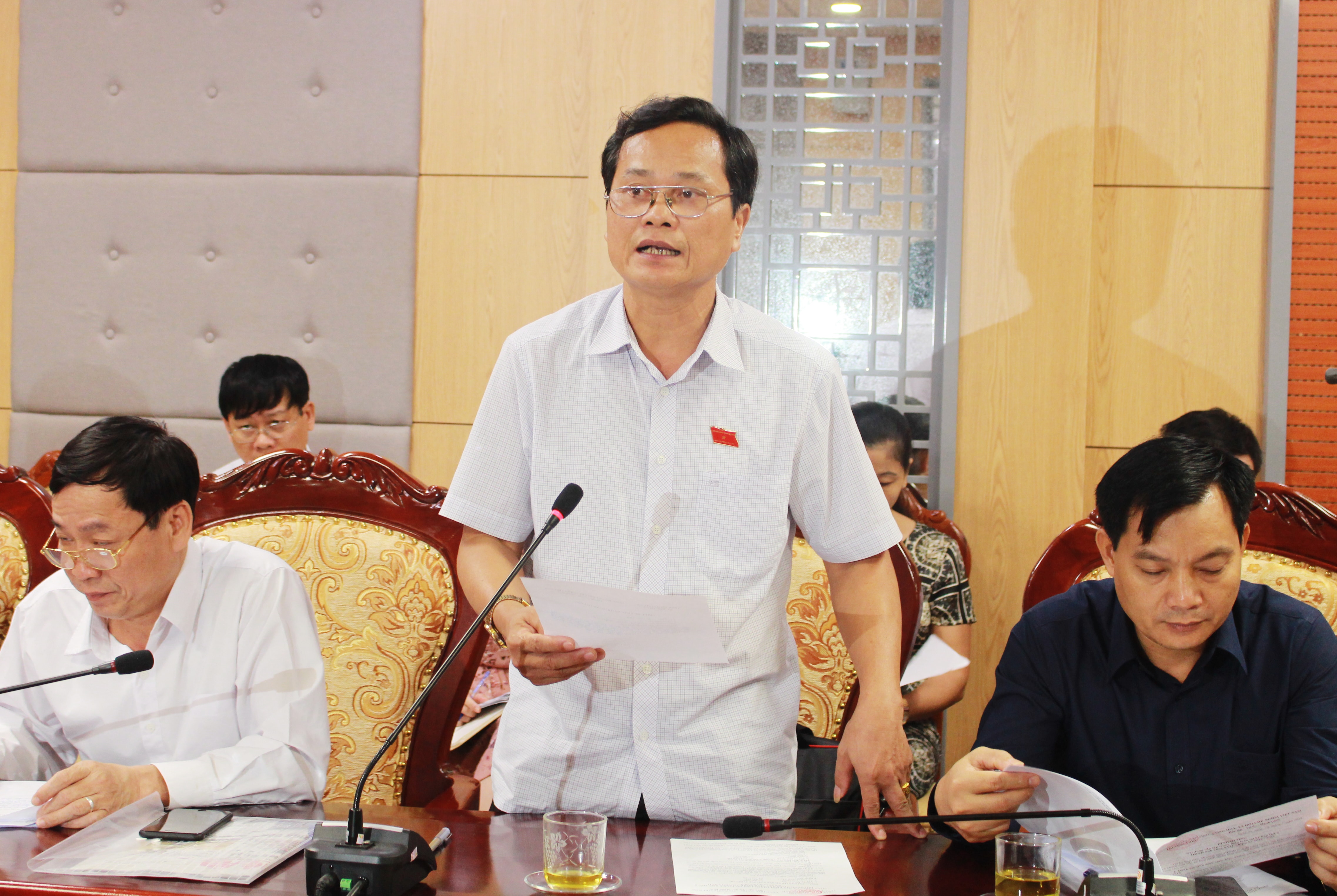 Đồng chí Tô Văn Thu- Phó Chủ tịch HĐND huyện Quỳnh Lưu phát biểu tại buổi thảo luận. Ảnh: Phương Thúy