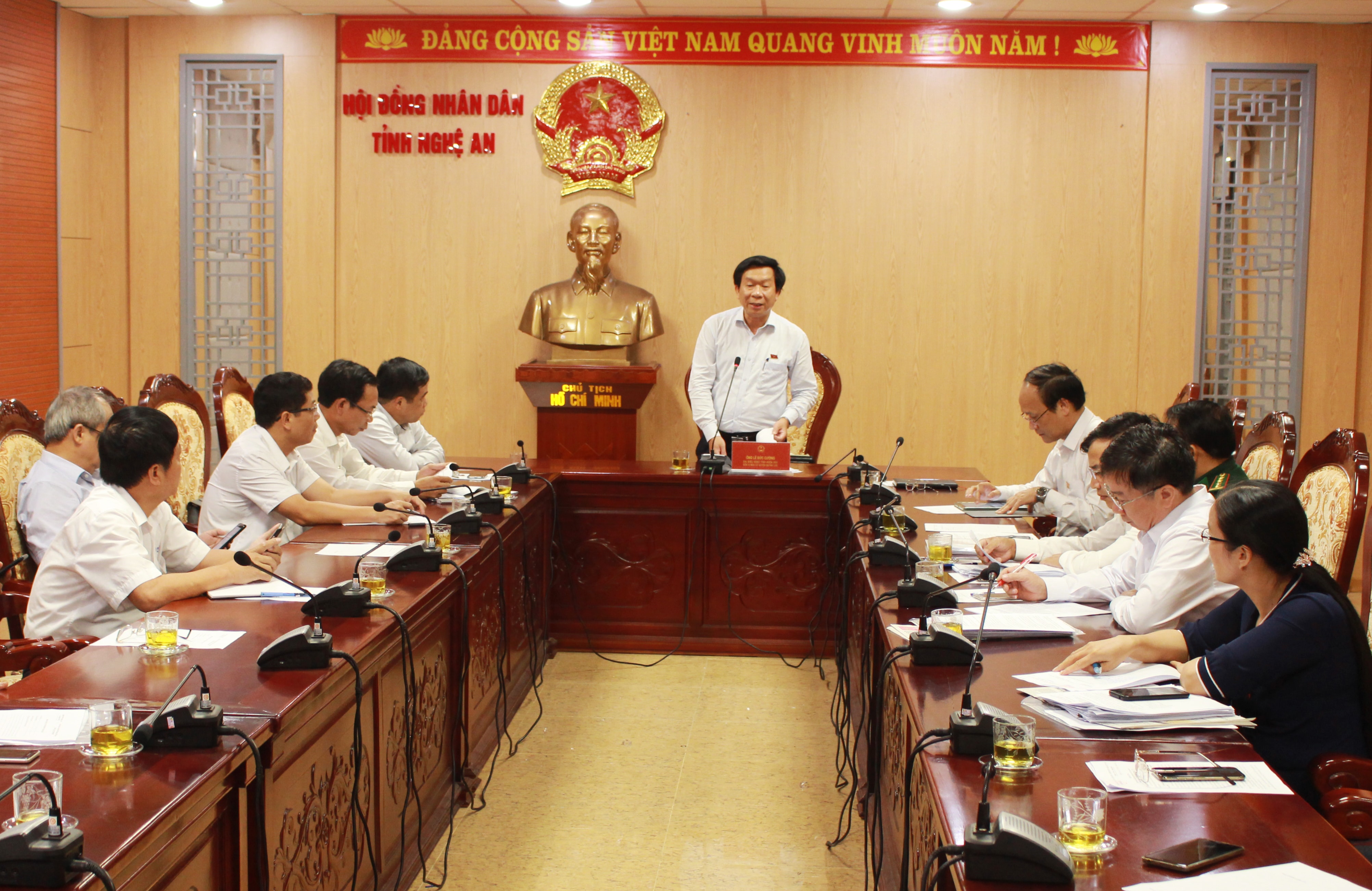 Đồng chí Lê Đức Cường - Tỉnh ủy viên, Chánh Văn phòng UBND tỉnh chủ trì buổi thảo luận tổ 7. Ảnh: Phương Thúy