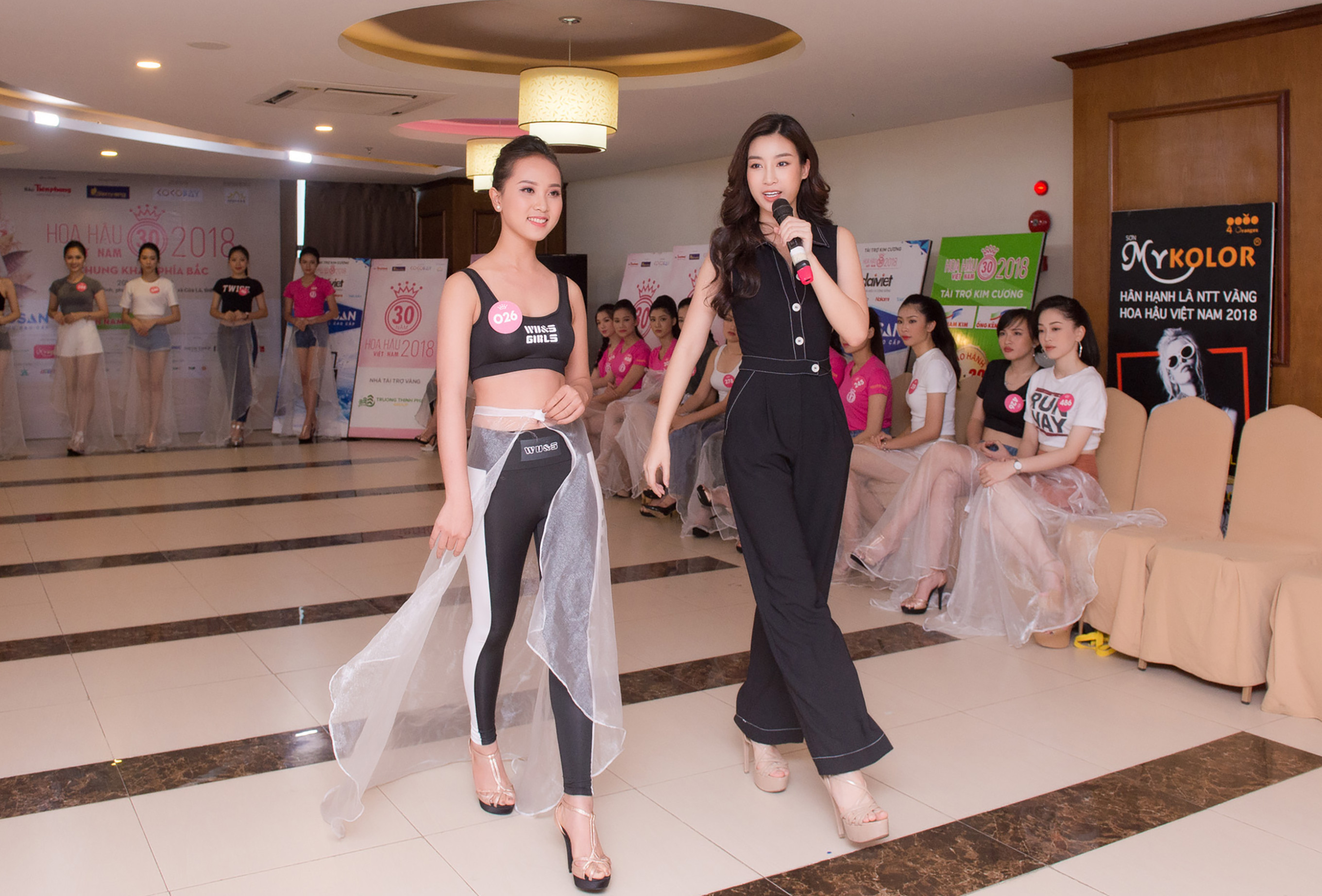  Diệu Ngân tự tin tập catwalk cùng Hoa hậu Mỹ Linh tại cửa lò  Nghệ An.