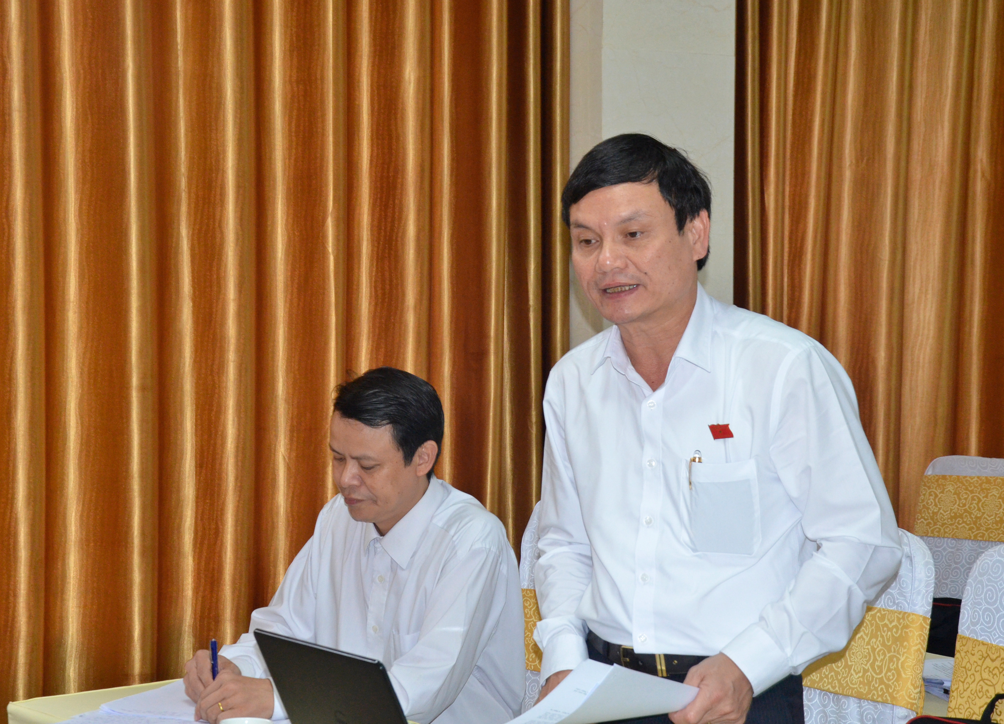 Đại biểu Đặng Thanh Tùng- Bí thư Huyện ủy Anh Sơn phát biểu tại phiên thảo luận. Ảnh Thanh Lê