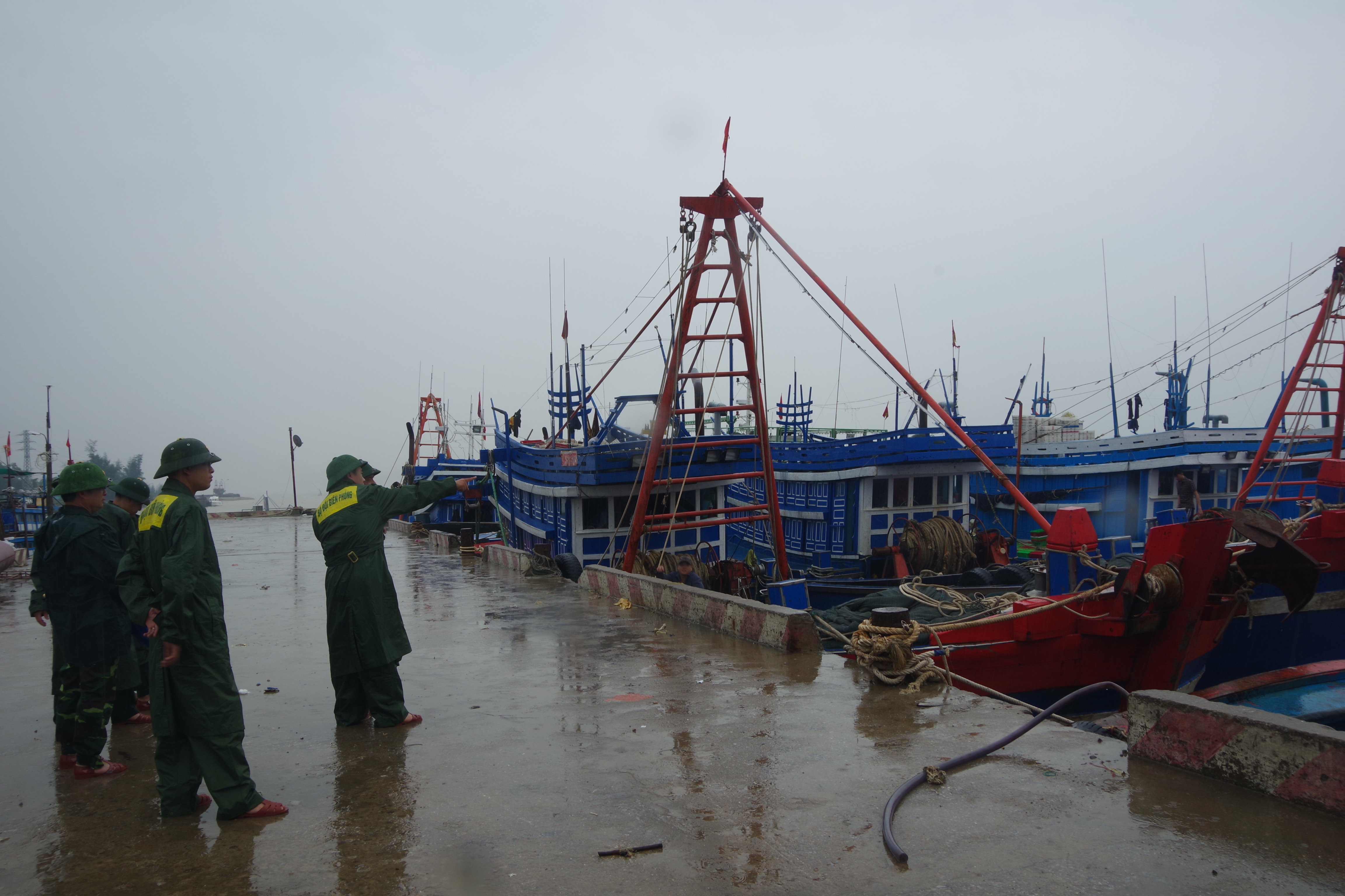  Đoàn công tác kiểm tra số lượng tàu thuyền neo đậu an toàn tại cảng cá Cửa Hội. Ảnh: Hải Thượng
