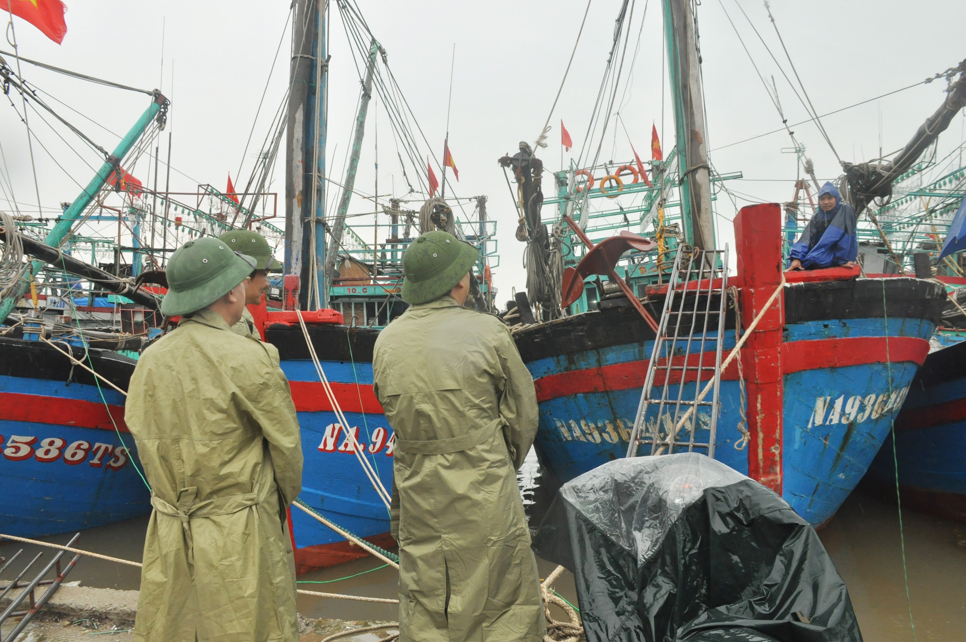 Bí thư Tỉnh ủy trò chuyện với ngư dân và lưu ý công tác đảm bảo an toàn neo đậu tàu thuyền khi bão đổ bộ. Ảnh: Thu Huyền