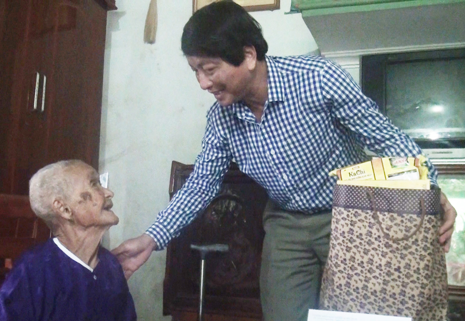 Đồng chí Lê Hồng Sơn thăm hỏi và tặng quà mẹ Việt Nam anh hùng Ngô Thị Tiếp