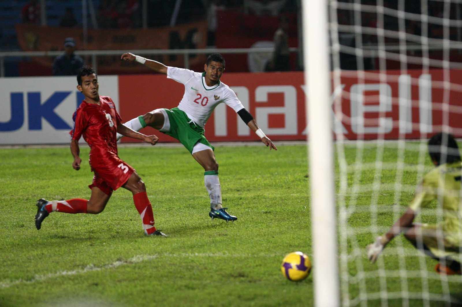 Huyền thoại bóng đá Indonesia đã ghi 12 bàn thắng trong lịch sử AFF Cup nhưng vãn vô duyên với chức vô địch Đông Nam Á. Ở tuổi 38, cầu thủ này vẫn đang thi đấu cho CLB Persija Jakatar.