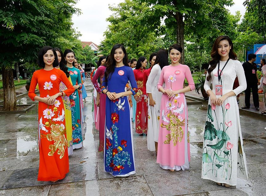 Chiều 17/7, khi trời vừa nắng lại xen cơn mưa nửa chừng, các thí sinh Hoa hậu Việt Nam 2018 tới thăm làng Sen quê Bác.