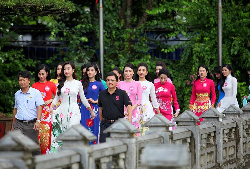 Cùng với 38 thí sinh là đại diện BTC cuộc thi Hoa hậu Việt Nam - nhà báo Vũ Tiến, Phó TBT báo Tiền phong và Hoa hậu Đỗ Mỹ Linh - thành viên BGK.