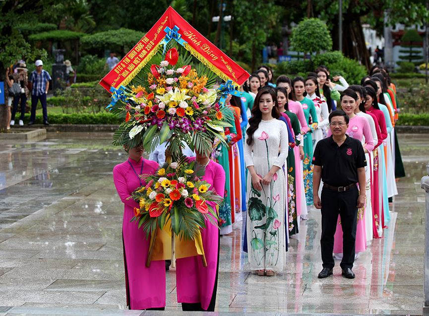 Các thí sinh cùng đại diện BTC, BGK cuộc thi dâng hoa, dâng hương tại Nhà tưởng niệm Hồ Chủ tịch.