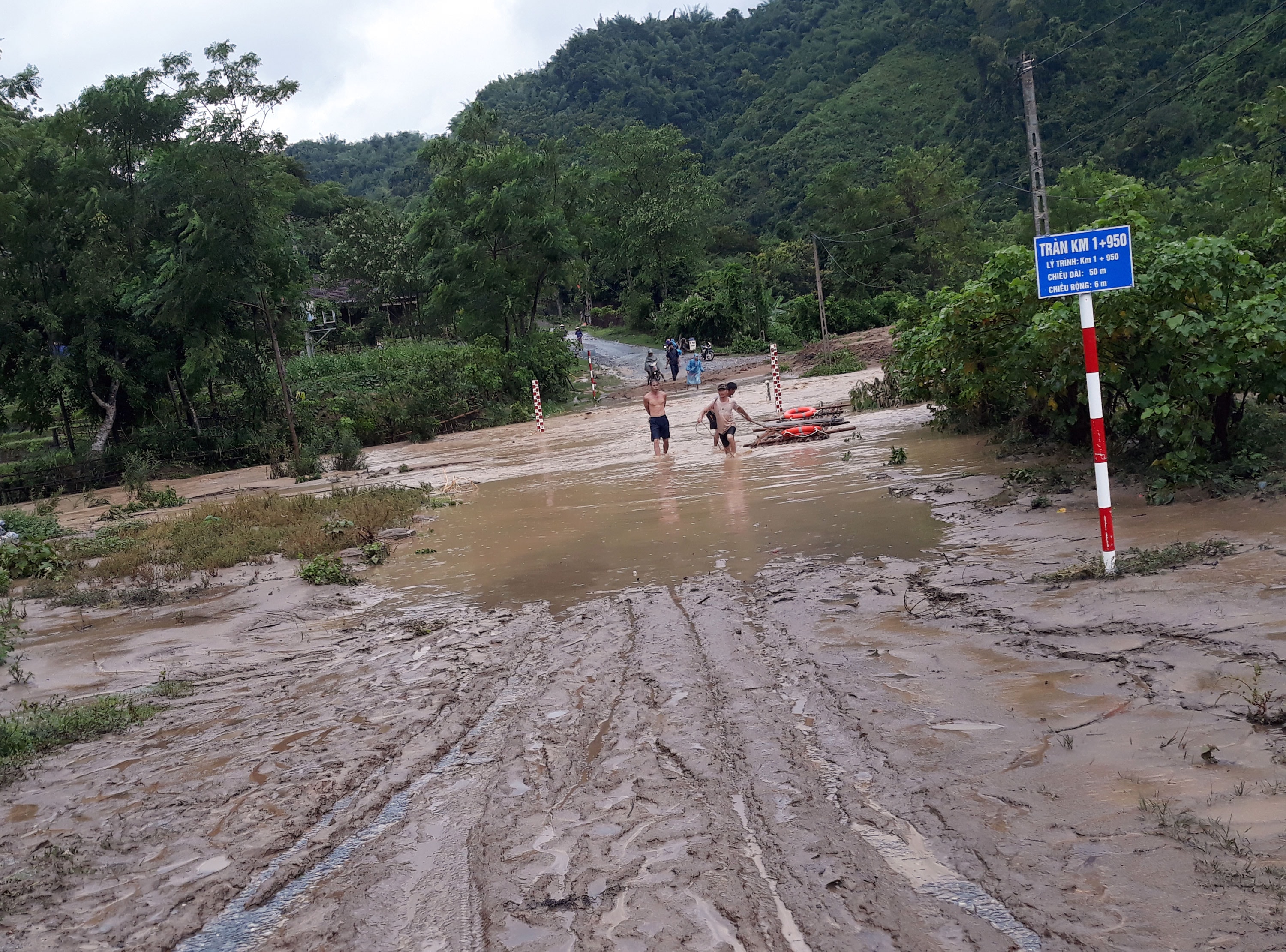 Tại bản Con Mương, tuy vào cuối chiều nước đã giảm xuống nhưng vẫn chảy xiết rất nguy hiểm. Ảnh: Đào Thọ