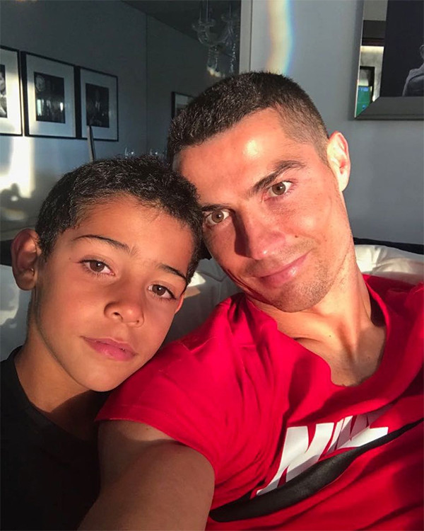 Bức ảnh CR7 selfie cùng con trai, đăng ngày 17/6, nhận được hơn 9,6 triệu lượt like.