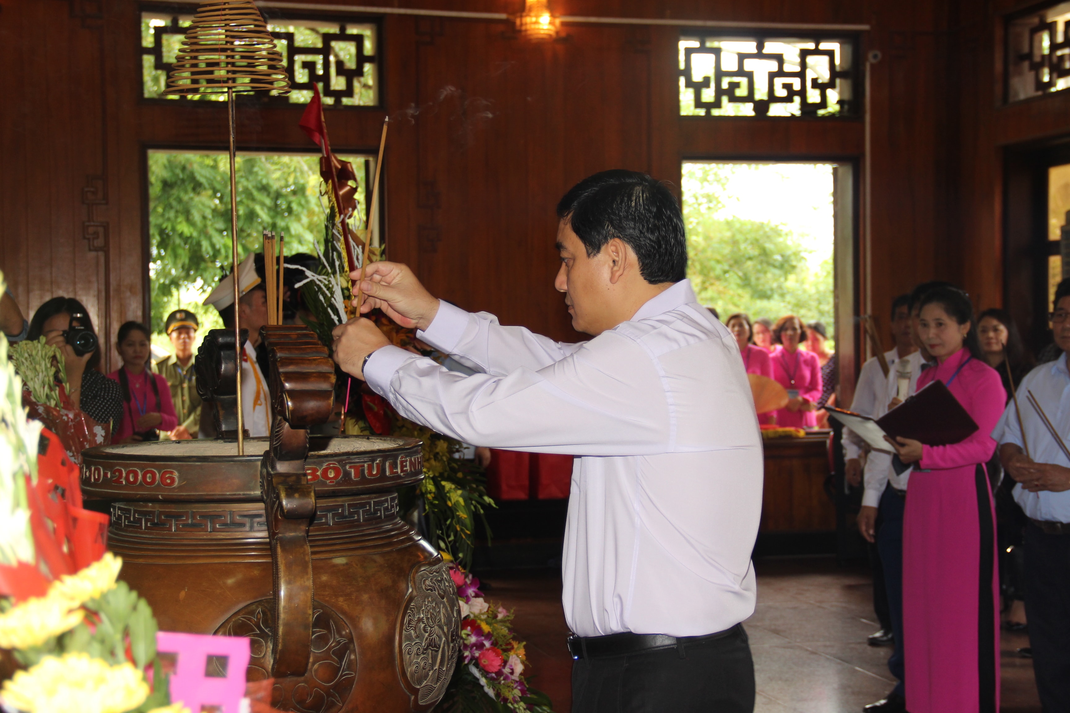 Đồng chí Nguyễn Đắc Vinh - Ủy viên Trung ương Đảng, Bí thư Tỉnh ủy, Trưởng đoàn đại biểu Quốc hội tỉnh thành kính dâng hương tưởng niệm Chủ tịch Hồ Chí Minh. Ảnh: Hoài Thu