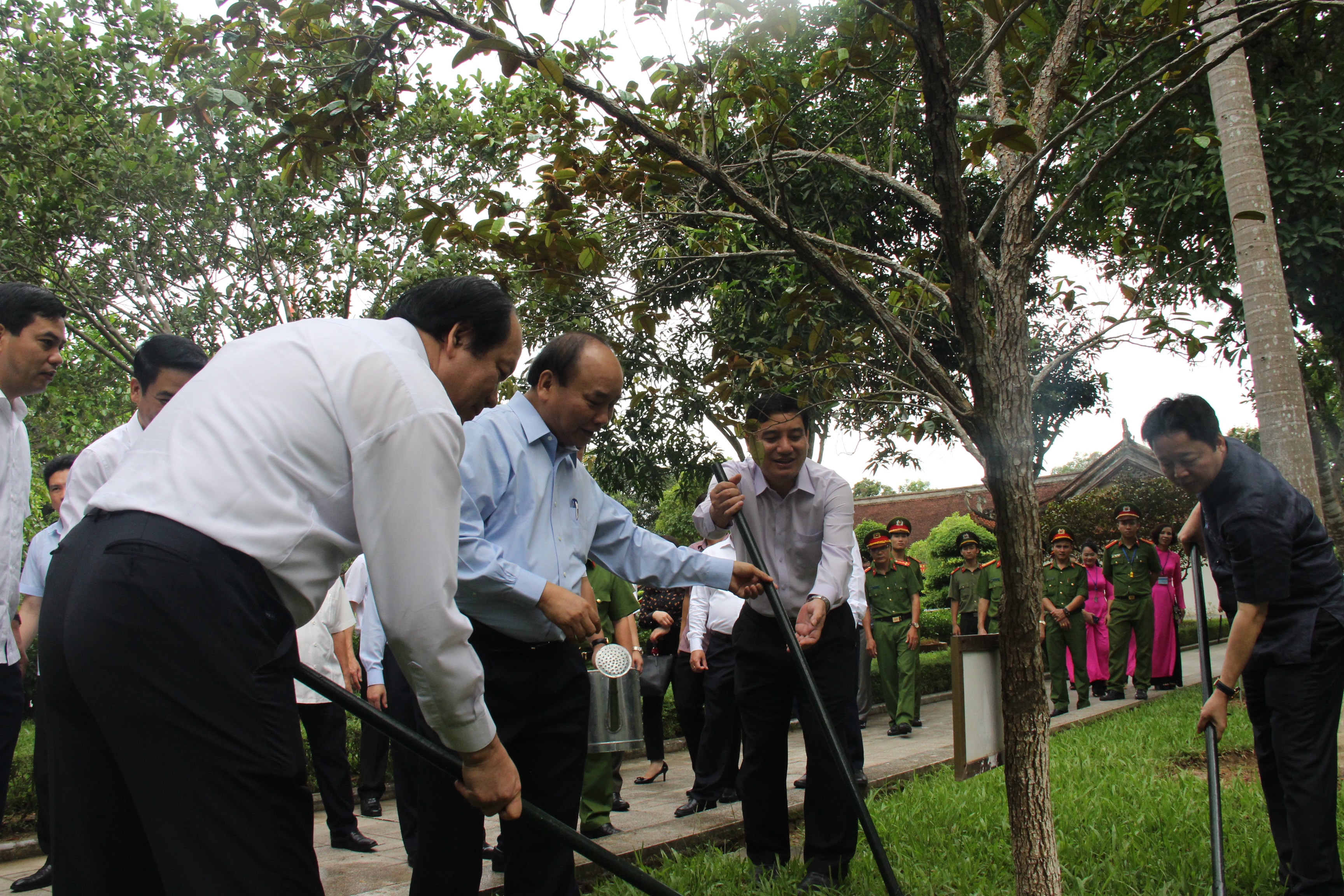 Thủ tướng Chính phủ Nguyễn Xuân Phúc và đoàn công tác chăm sóc cây vú sữa mà Thủ tướng đã trồng tại Khu di tích Kim Liên năm 2012. Ảnh:Hoài Thu