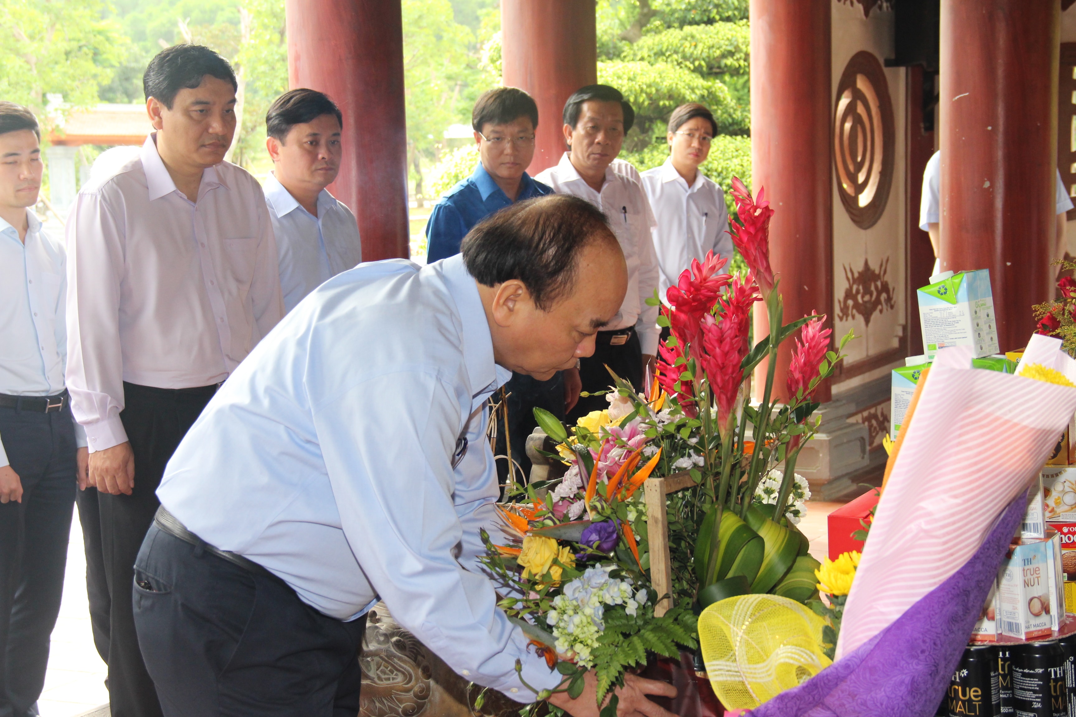 Thủ tướng Chính phủ Nguyễn Xuân Phúc dâng hoa trước phần mộ 13 liệt sỹ thanh niên xung phong. Ảnh:Hoài Thu