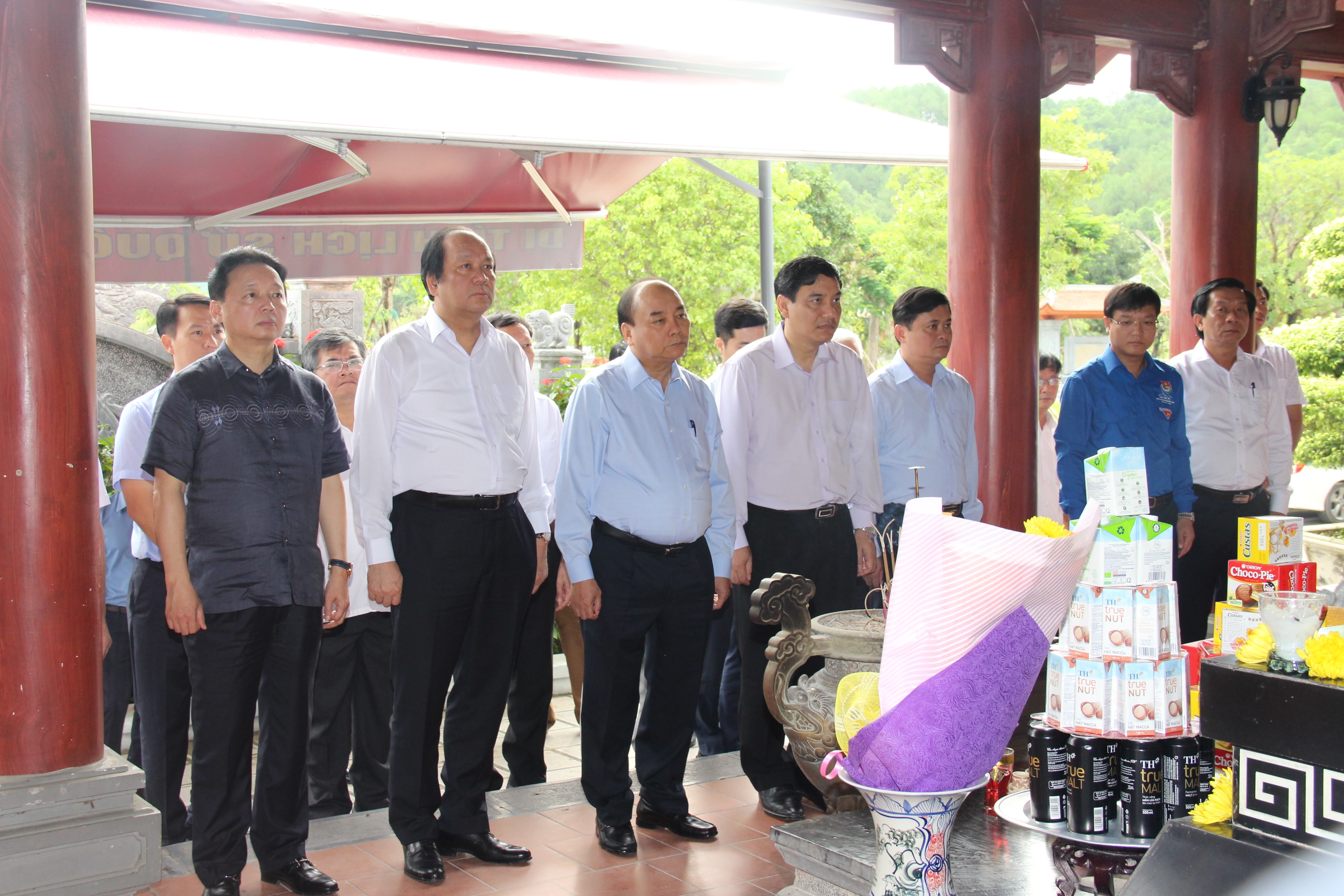 Thủ tướng Chính phủ Nguyễn Xuân Phúc và đoàn công tác dâng hoa, dâng hương trước phần mộ 13 liệt sỹ Thanh niên xung phong tại Khu di tích Truông Bồn. Ảnh:Hoài Thu