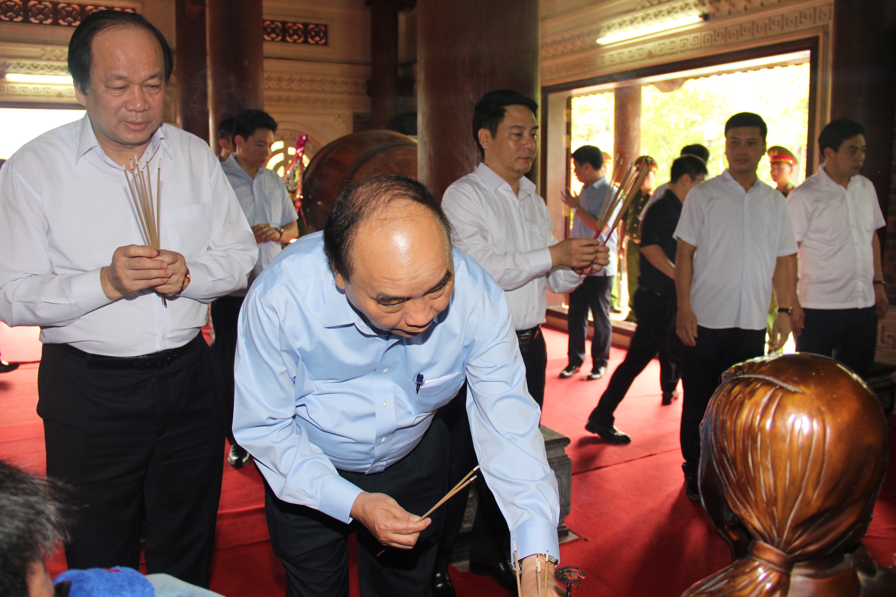 Thủ tướng Chính phủ Nguyễn Xuân Phúc dâng hương lên anh linh 13 liệt sỹ thanh niên xung phong tại Khu di tích lịch sử Truông Bồn. Ảnh: Hoài Thu