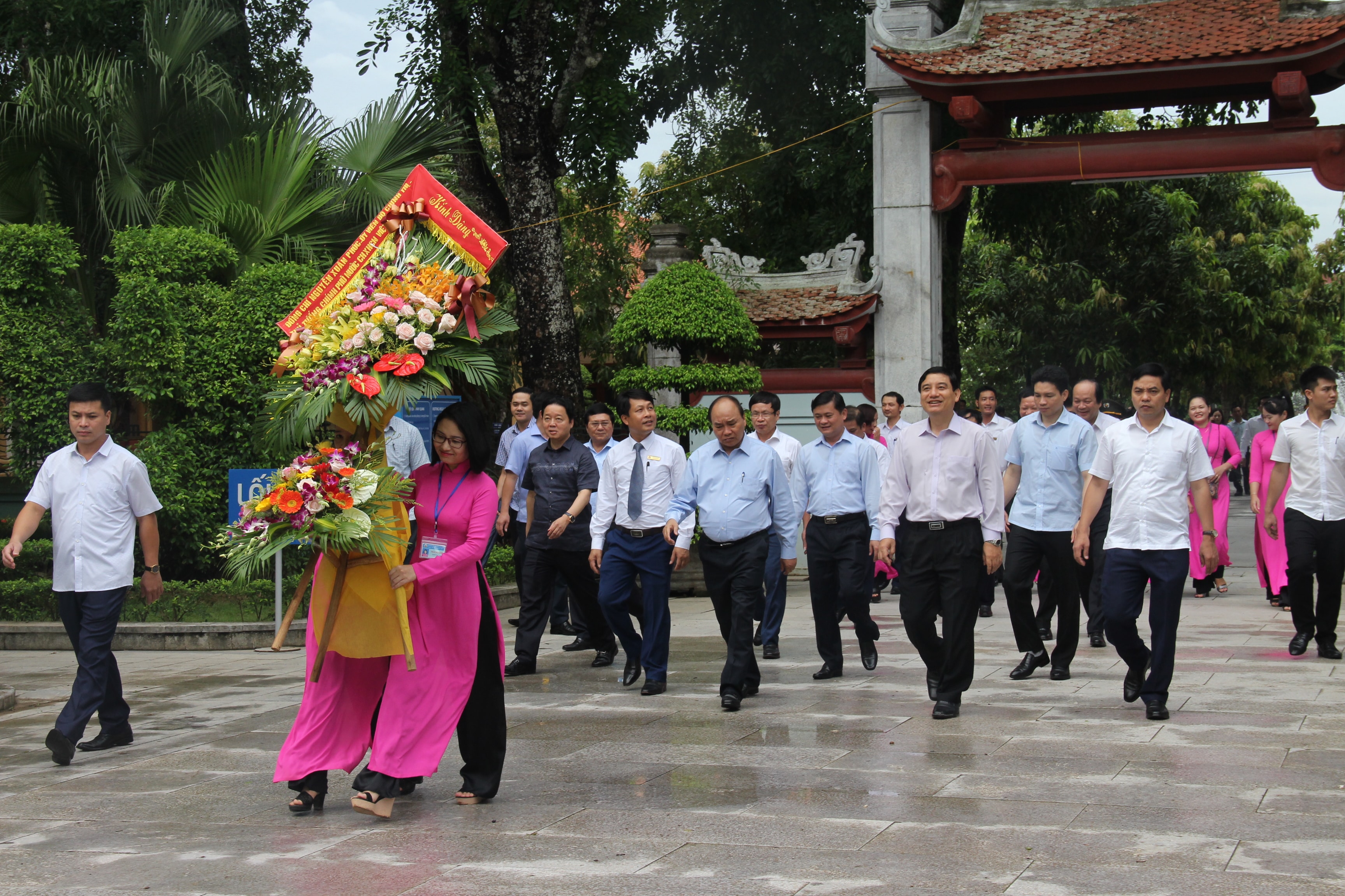 Thủ tướng Chính phủ Nguyễn Xuân Phúc và đoàn công tác đến dâng hoa, dâng hương tại Khu di tích Kim Liên, huyện Nam Đàn nhân kỷ niệm Ngày thwuogn binh liệt sỹ 27/7. Ảnh: Hoài Thu