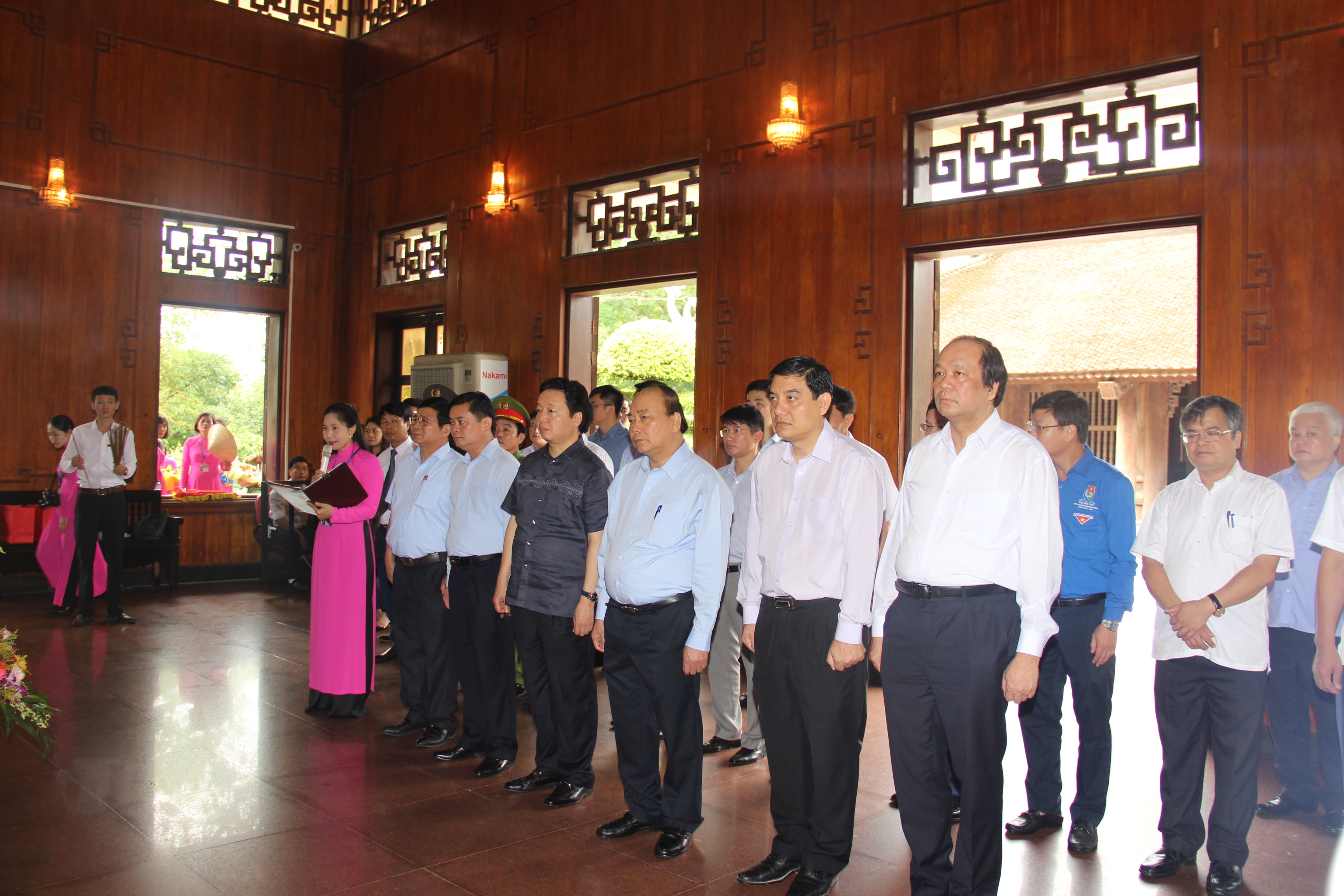 Đoàn công tác tưởng niệm Chủ tịch Hồ Chí Minh. Ảnh: Hoài Thu