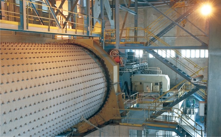 Máy nghiền xi măng tại Công ty CP xi măng Vicem Hoàng Mai. Ảnh: PV