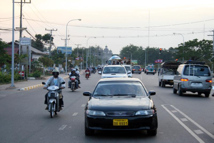 Kết quả hình ảnh cho Giao thông ở Thủ đô Viêng Chăn, Lào.