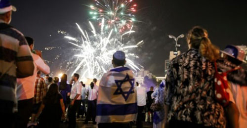 Người dân Israel xem pháp hoa trong lễ kỷ niệm 70 năm thành lập quốc gia hôm 18/4. Ảnh: AFP.