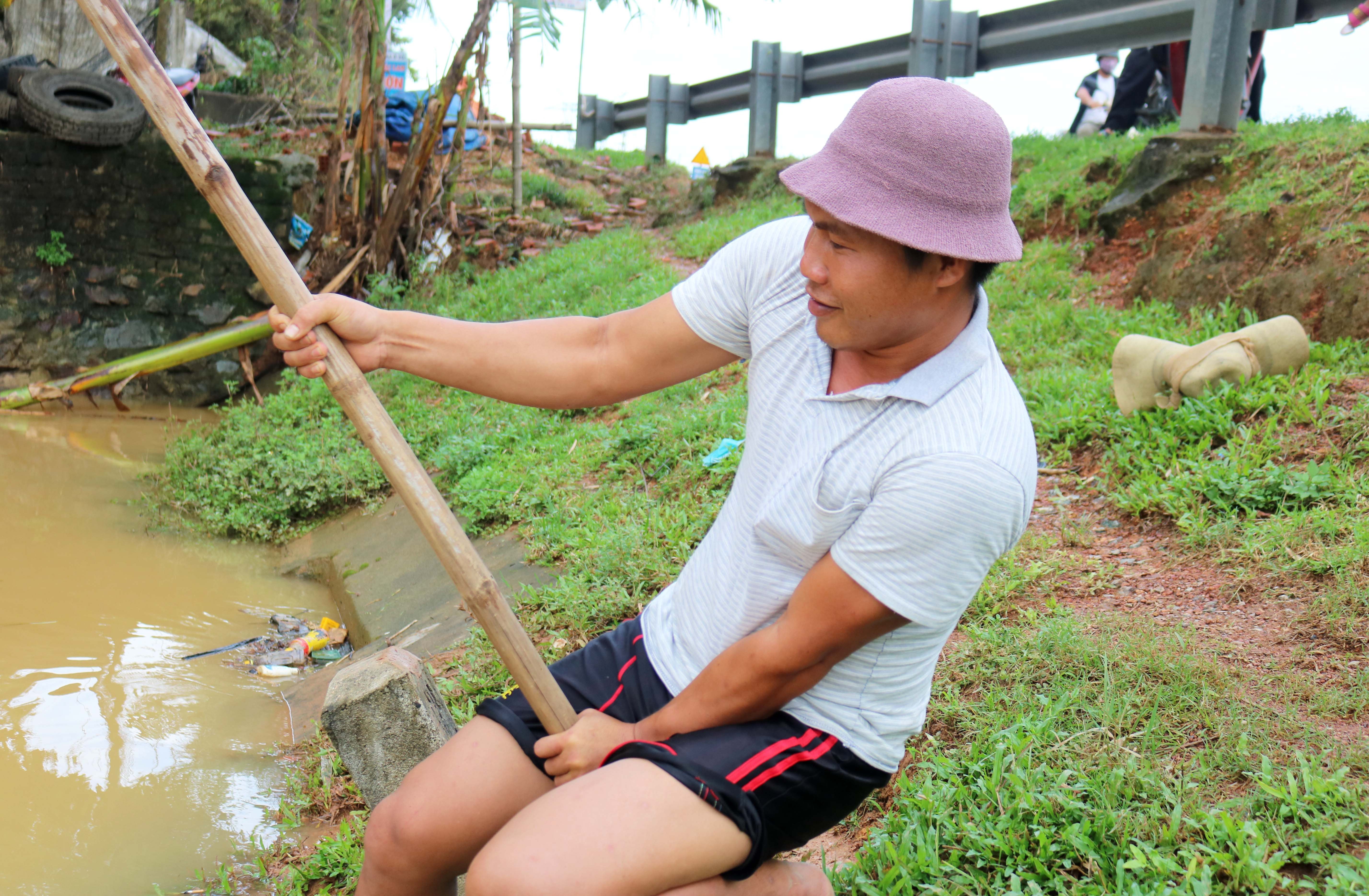 Cất vó là cách bắt cá đơn giản, nhưng cất được những chiếc vó đại  ở những chỗ nước chảy mạnh đòi hỏi người đi bắt cá phải có sức khỏe, có kỹ năng.