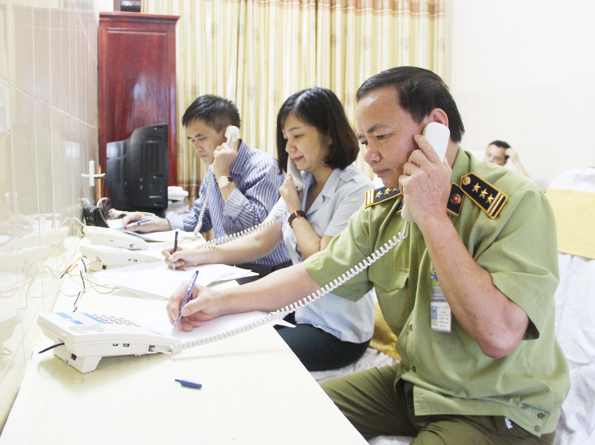 Đại diện các ngành trực đường dây điện thoại trực tuyến đế tiếp nhận và giải đáp mọi thắc mắc của cử tri, nhân dân gửi đến kỳ họp thứ 6, HĐND tỉnh. Ảnh: Minh Chi