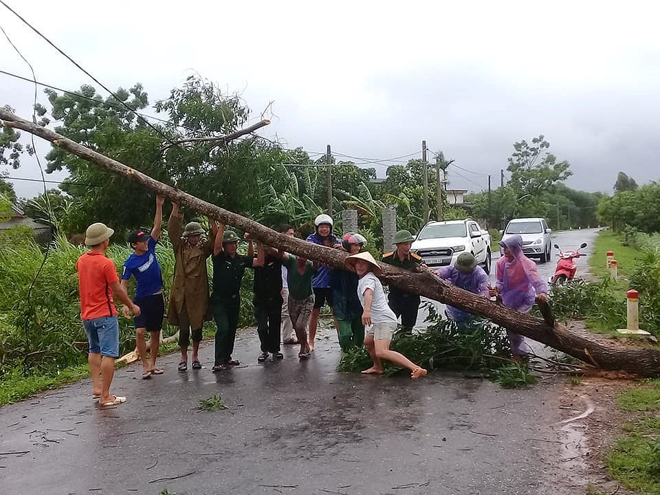 Lực lượng vũ trang huyện Quỳnh Lưu giúp dân khắc phục hậu quả sau bão. Ảnh: Thanh Toàn