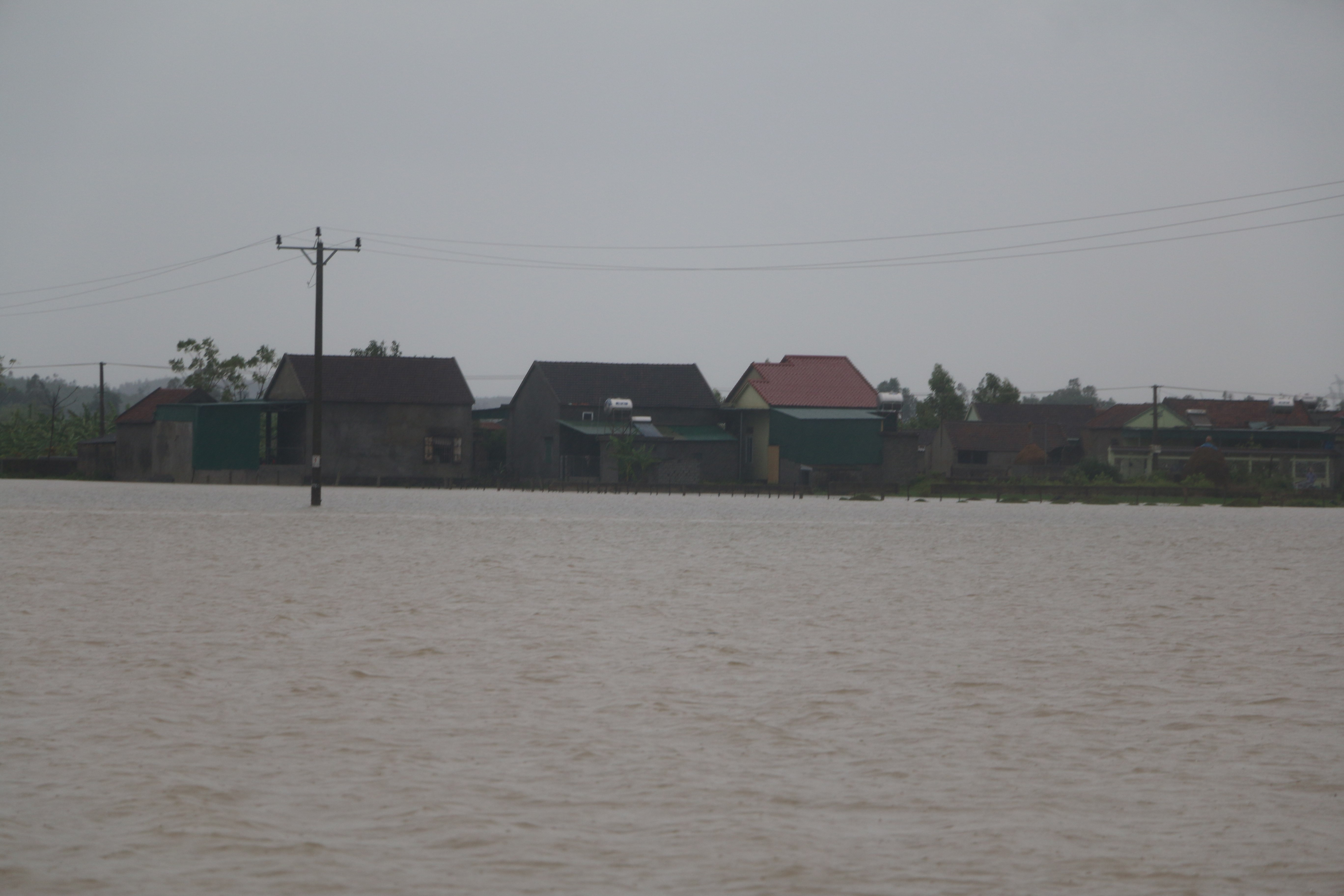 Nhiều nhà dân ở xã Trù Sơn bị cô lập do nước ngập sâu. Ảnh: Hữu Hoàn
