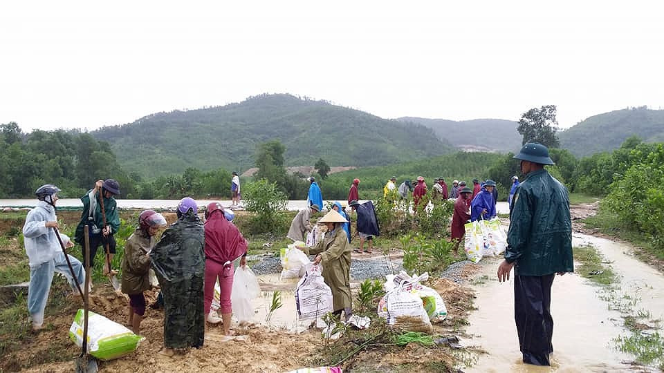 Người dân xã Thanh Ngọc (Thanh Chương) tích cực gia cố thân đập Thống Nhất. Ảnh: Huy Thư